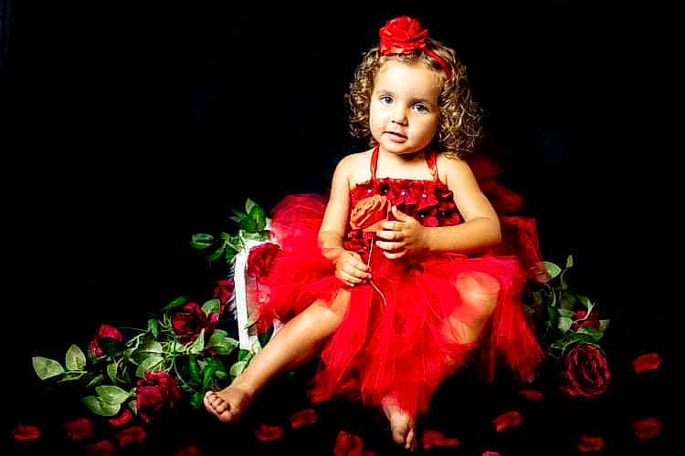 Ines participe au concours pour gagner de l'argent avec cette photo : child, day_dress, dress, entertainment, event, eye, fashion_design, flash_photography, flower, flower_arranging, formal_wear, happy, headpiece, jewellery, performing_arts, person, petal, pink, plant, toddler