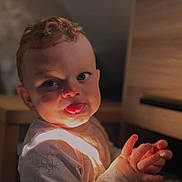 Lyo participe au concours pour gagner de l'argent avec cette photo : toddler, child, face, curly_hair, expression, light, shadow, indoor, portrait, hands, cute, baby, skin, clothing, person, young_child, closeup, cheeks, pout, curiosity