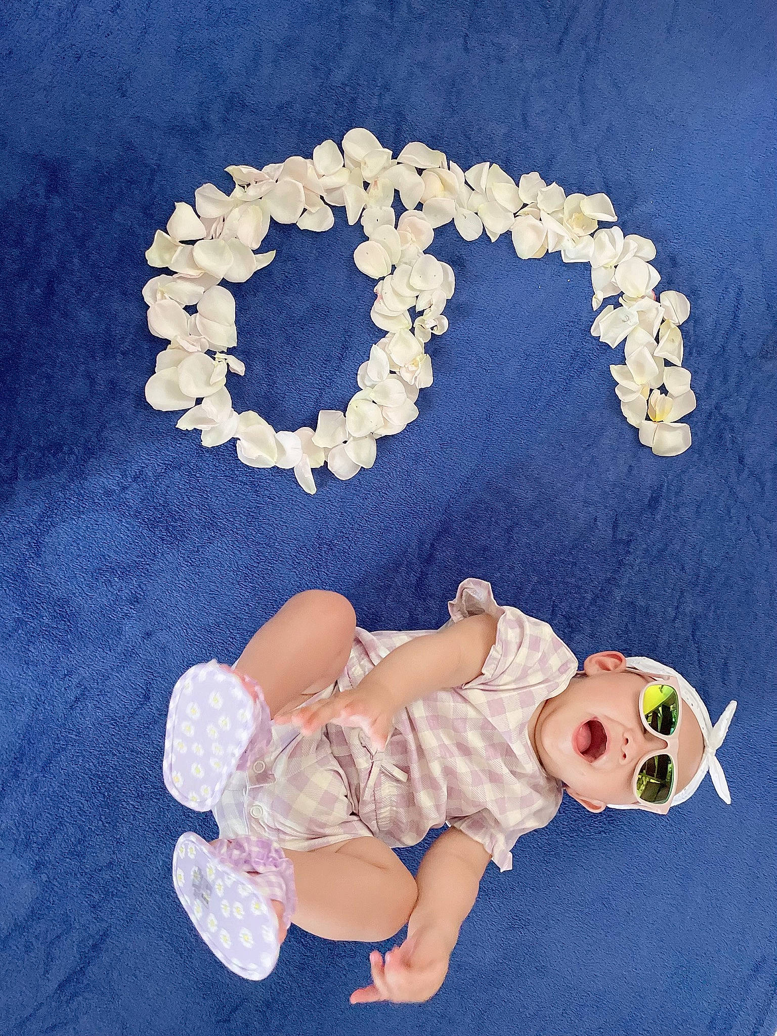 Rachel a rejoint le concours — aidez-le/la à gagner de superbes lots ! art, baby, baby_toddler_clothing, child, circle, electric_blue, finger, font, gesture, hand, happy, headgear, headwear, linens, pattern, person, petal, product, sleeve, textile