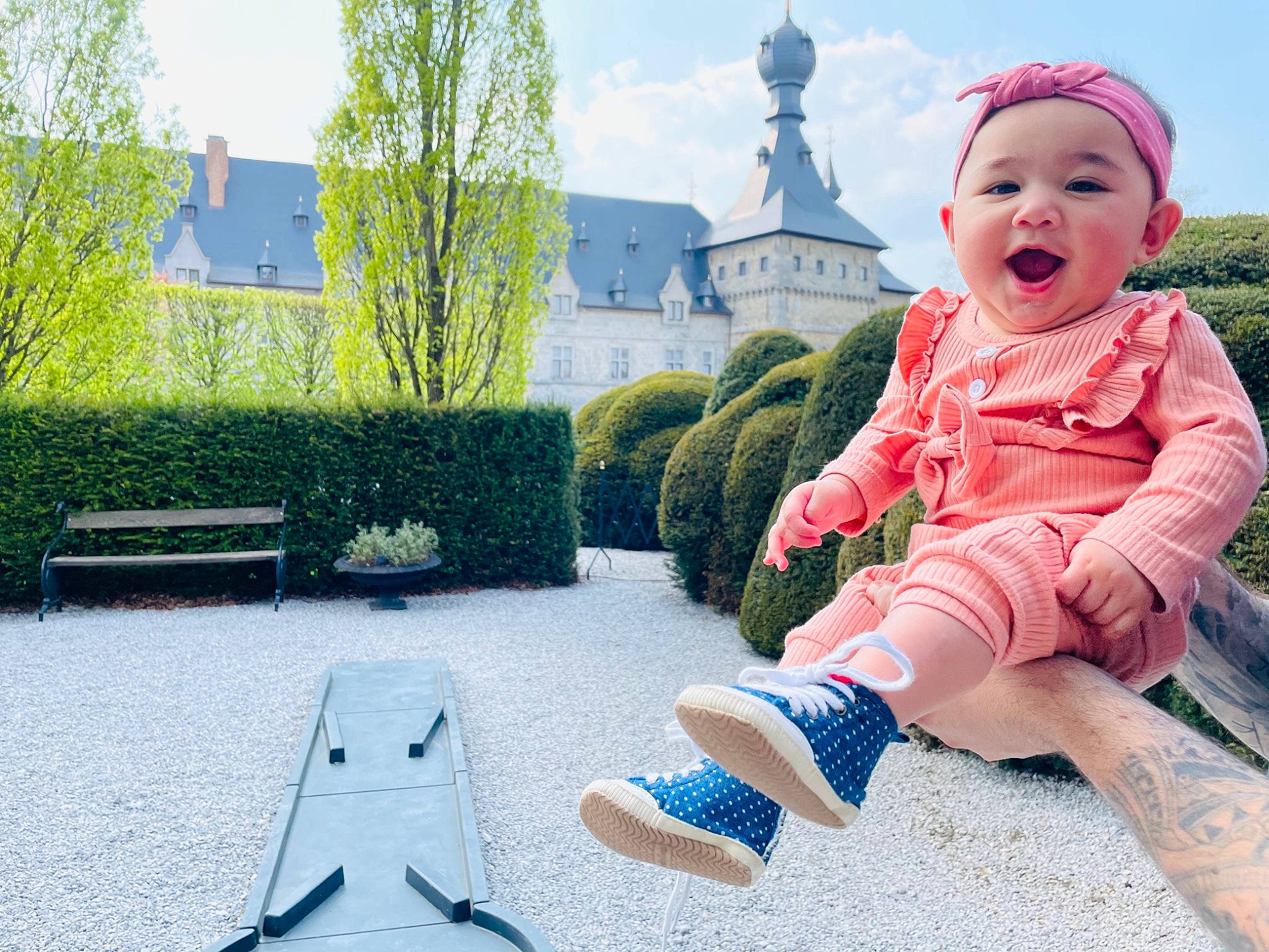 Rachel participe au concours pour gagner de l'argent avec cette photo : baby_toddler_clothing, blue, fun, grass, green, happy, hat, headwear, knee, leg, leisure, people_in_nature, person, photograph, plant, public_space, recreation, sky, summer, thigh
