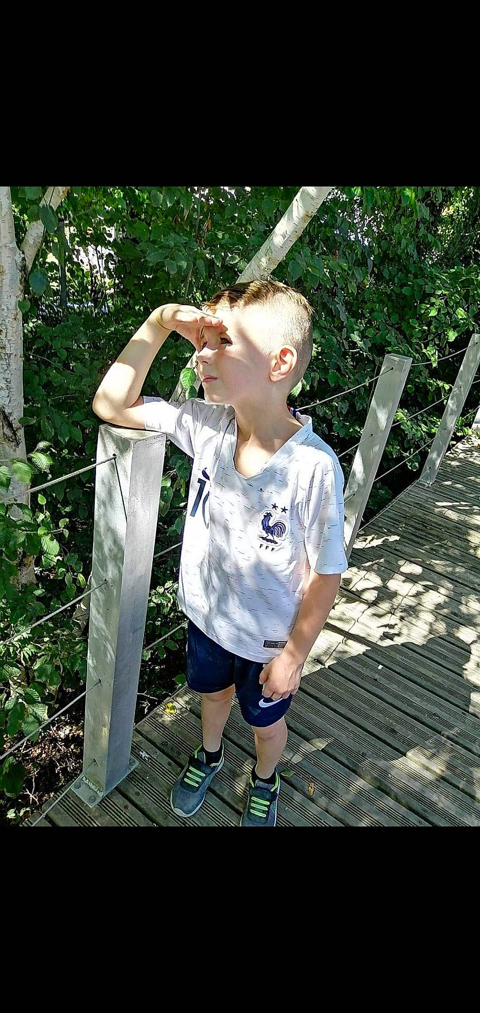 Sofian a rejoint le concours — aidez-le/la à gagner de superbes lots ! child, child_model, person, photography, t_shirt, tree