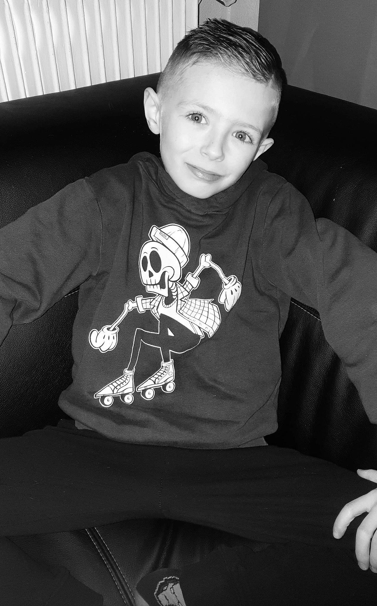 Sofian a rejoint le concours — aidez-le/la à gagner de superbes lots ! baby, black, black_and_white, child, cool, family, fictional_character, illustration, joy, monochrome, outerwear, person, photography, sitting, sleeve, style, t_shirt, toddler, top, white