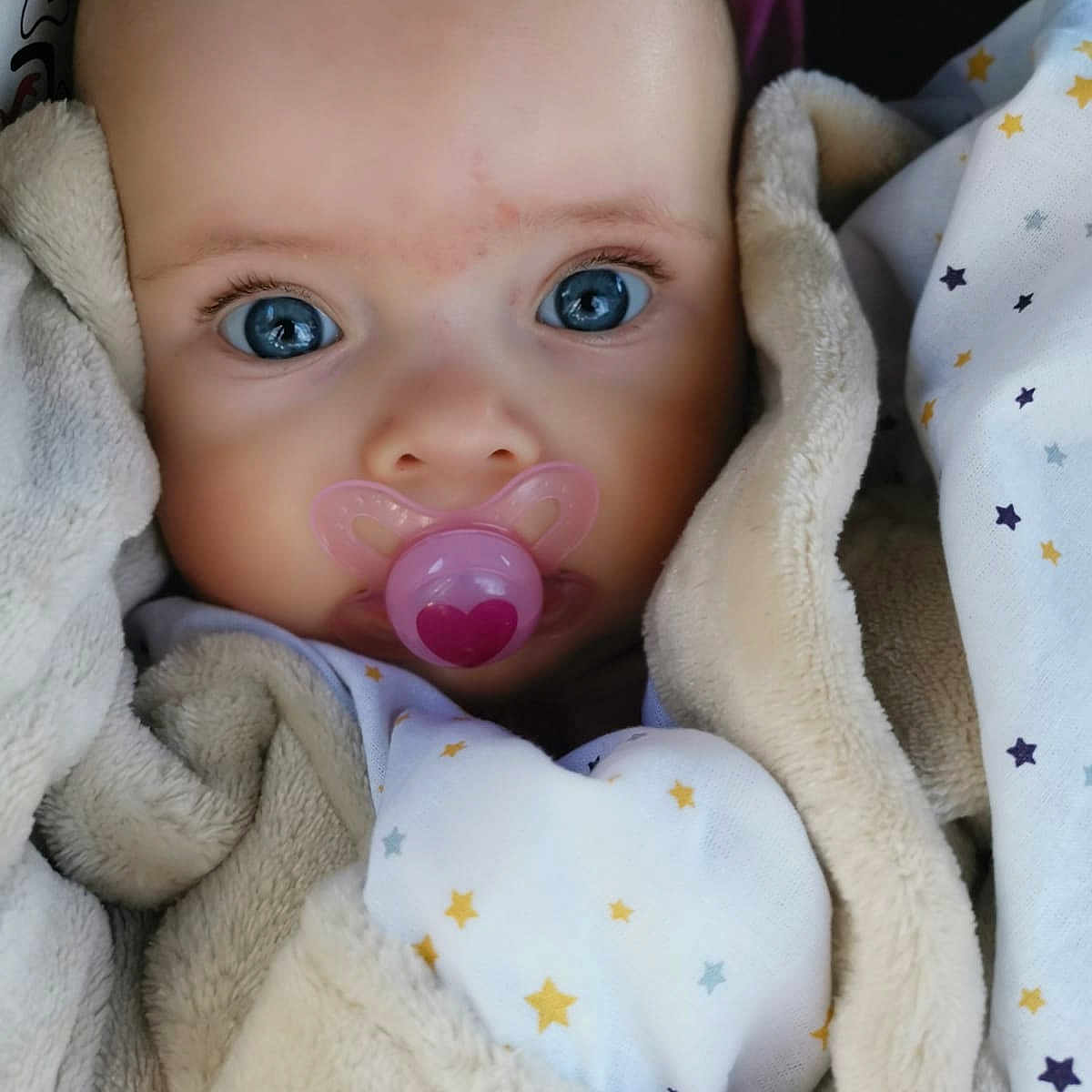 Zoé participe au concours pour gagner de l'argent avec cette photo : baby, baby_products, baby_toddler_clothing, cheek, child, comfort, ear, eye, eyelash, finger, iris, linens, lip, mouth, nose, product, skin, textile, toddler, white