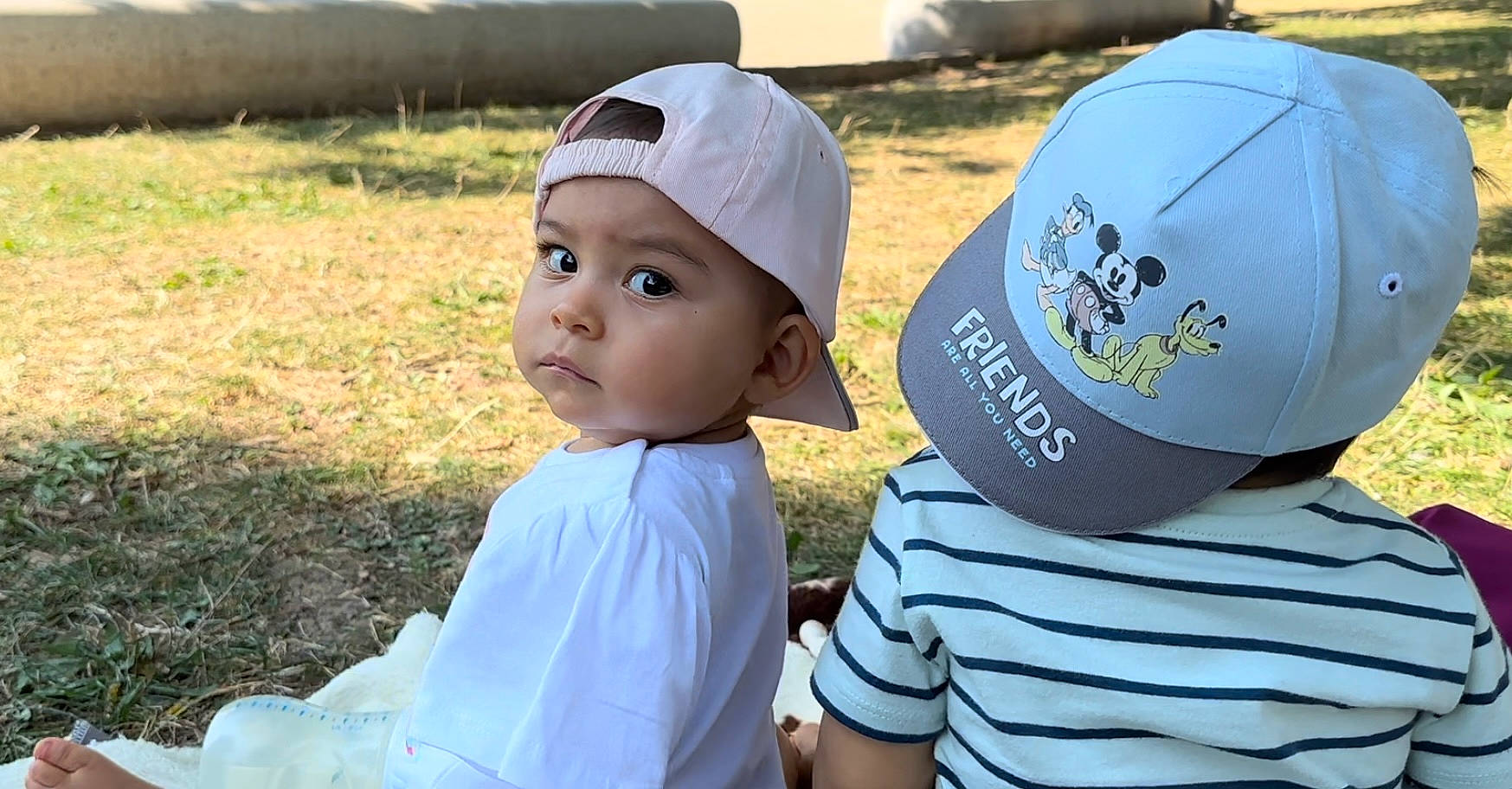 Dayana a rejoint le concours — aidez-le/la à gagner de superbes lots ! baby_toddler_clothing, baseball_cap, cap, child, cricket_cap, fashion_accessory, fun, grass, happy, hat, headwear, leisure, person, personal_protective_equipment, photograph, recreation, sports_gear, t_shirt, toddler