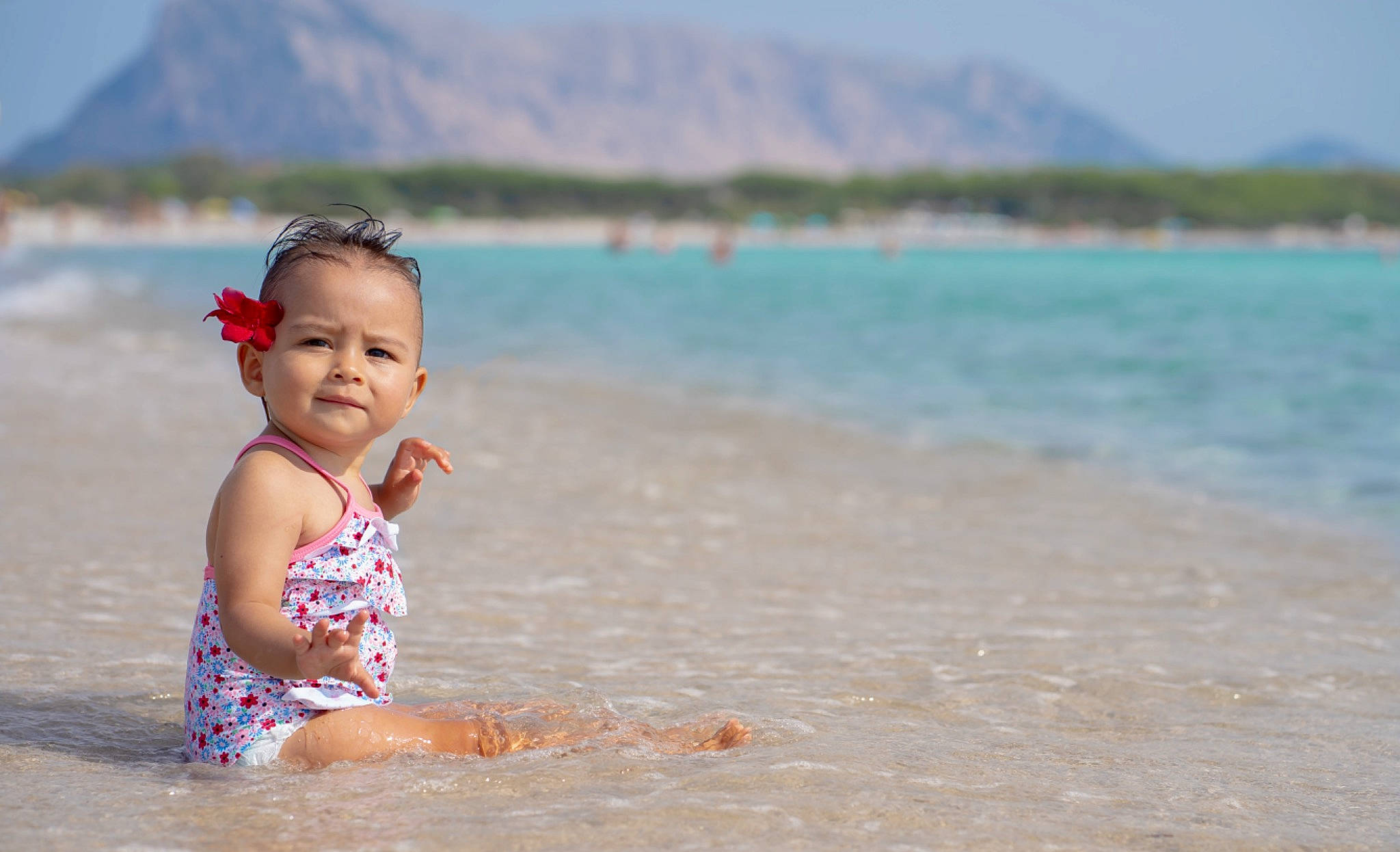 Dayana a rejoint le concours — aidez-le/la à gagner de superbes lots ! azure, baby, baby_toddler_clothing, barefoot, beach, child, fun, happy, lake, leisure, people_in_nature, people_on_beach, person, sand, sky, smile, summer, toddler, travel, water