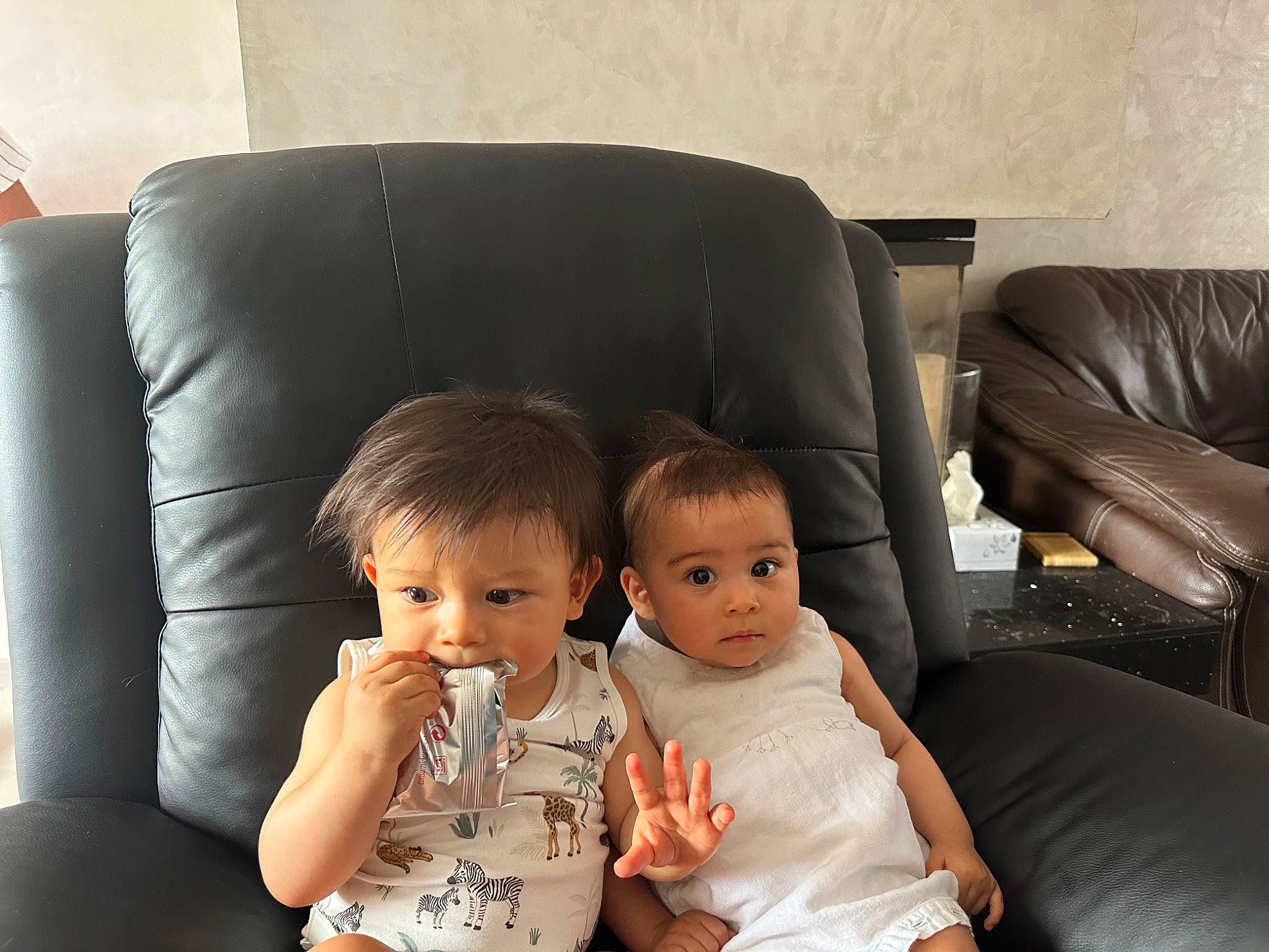 Angel a rejoint le concours — aidez-le/la à gagner de superbes lots ! armrest, baby, baby_toddler_clothing, car_seat, cheek, child, comfort, couch, drinkware, eye, fun, gesture, hairstyle, happy, living_room, person, room, sharing, sitting, throw_pillow