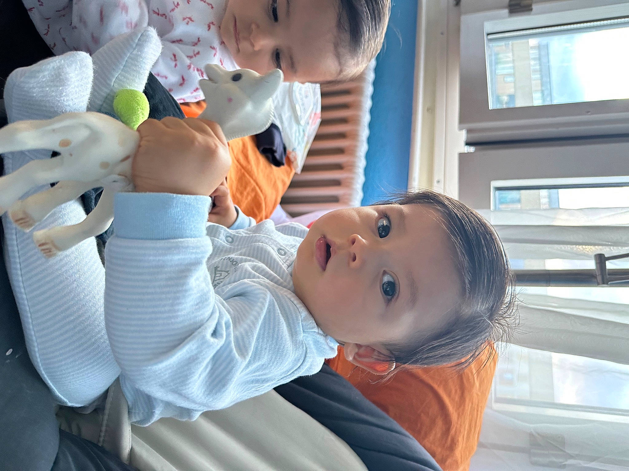 Angel a rejoint le concours — aidez-le/la à gagner de superbes lots ! baby, baby_products, baby_toddler_clothing, child, comfort, fun, gesture, happy, hat, mouth, nose, person, room, sitting, smile, toddler, vacation, window