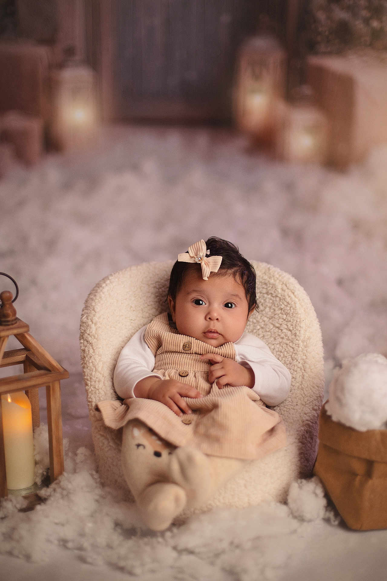 Hinaya a rejoint le concours — aidez-le/la à gagner de superbes lots ! baby, infant, child, bow, dress, chair, lantern, candle, soft_texture, fluffy, cozy, indoor, portrait, cute, expression, warm_light, decor, sitting, winter_theme, curious