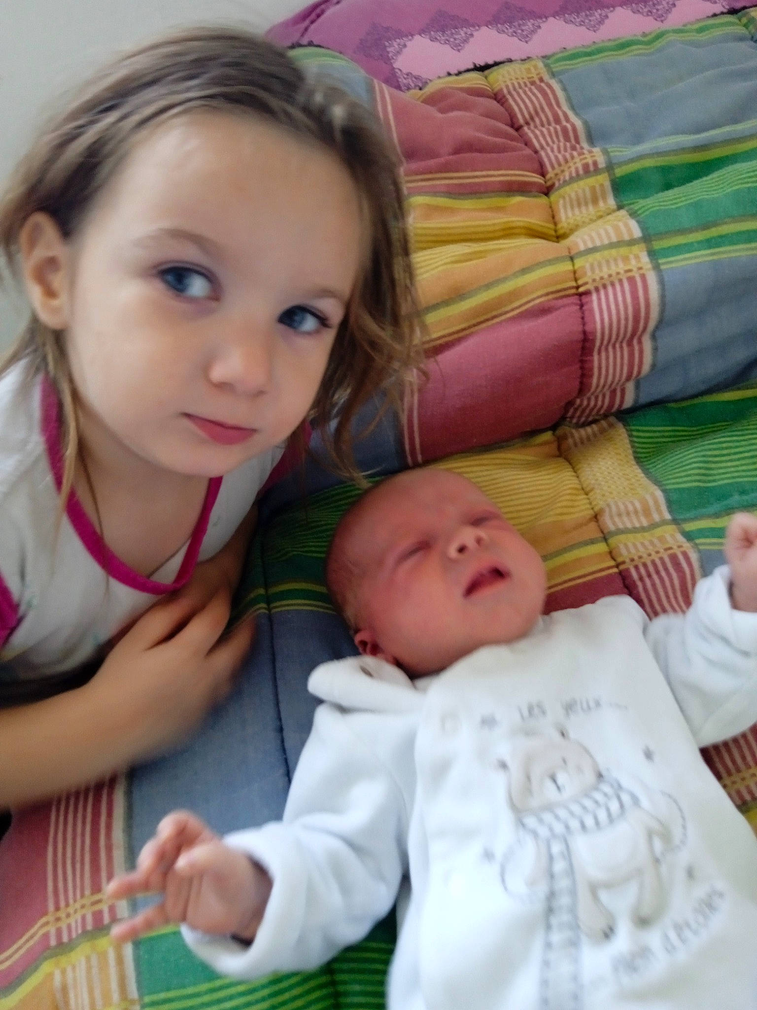 Mélona a rejoint le concours — aidez-le/la à gagner de superbes lots ! baby, baby_products, baby_toddler_clothing, bedding, cheek, child, comfort, facial_expression, fun, grass, happy, leisure, linens, pattern, people_in_nature, person, room, sitting, skin, toddler