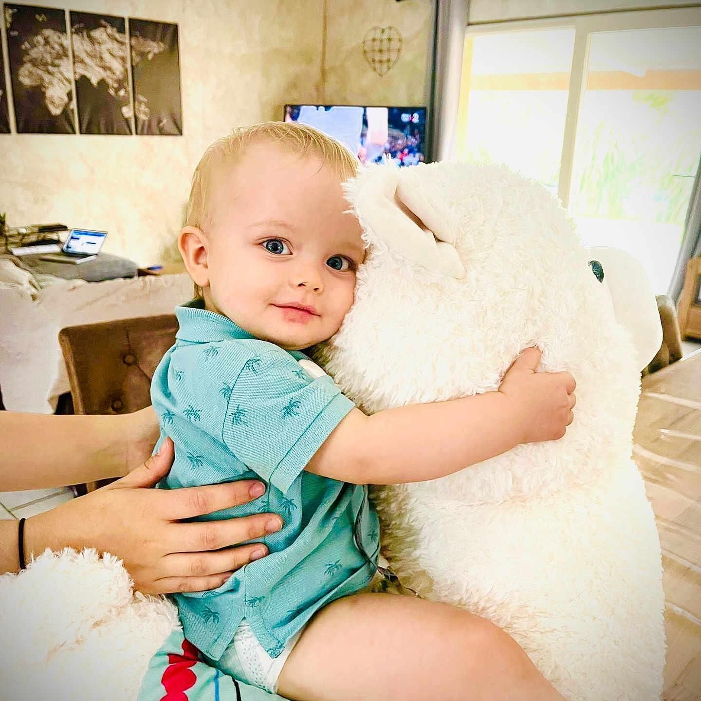 Daymon a rejoint le concours — aidez-le/la à gagner de superbes lots ! baby, computer, computerhardware, couch, cushion, electronics, face, furniture, hardware, head, homedecor, indoors, laptop, monitor, pc, person, photography, portrait, screen, tv