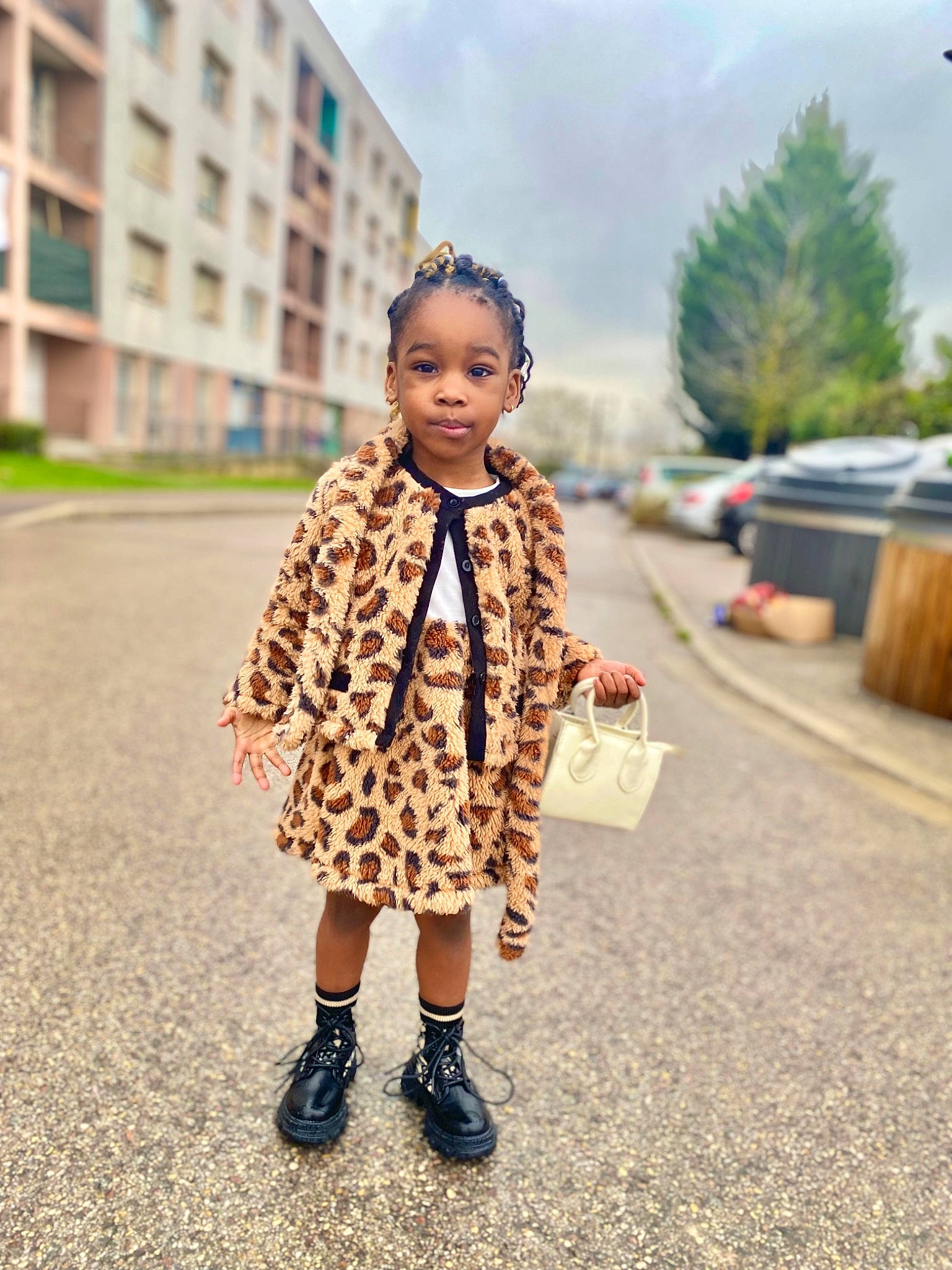 Elodie a rejoint le concours — aidez-le/la à gagner de superbes lots ! asphalt, denim, eyewear, fashion_design, flooring, footwear, fun, happy, jewellery, necklace, person, plaid, road, road_surface, sidewalk, sky, sleeve, street_fashion, toddler, travel