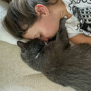 Martine a rejoint le concours — aidez-le/la à gagner de superbes lots ! person, cat, gray_cat, snuggling, sleeping, close_up, indoor, bed, pillow, earrings, tshirt, hair, affection, pet, cozy, relaxation, resting, animal, companion, friendship