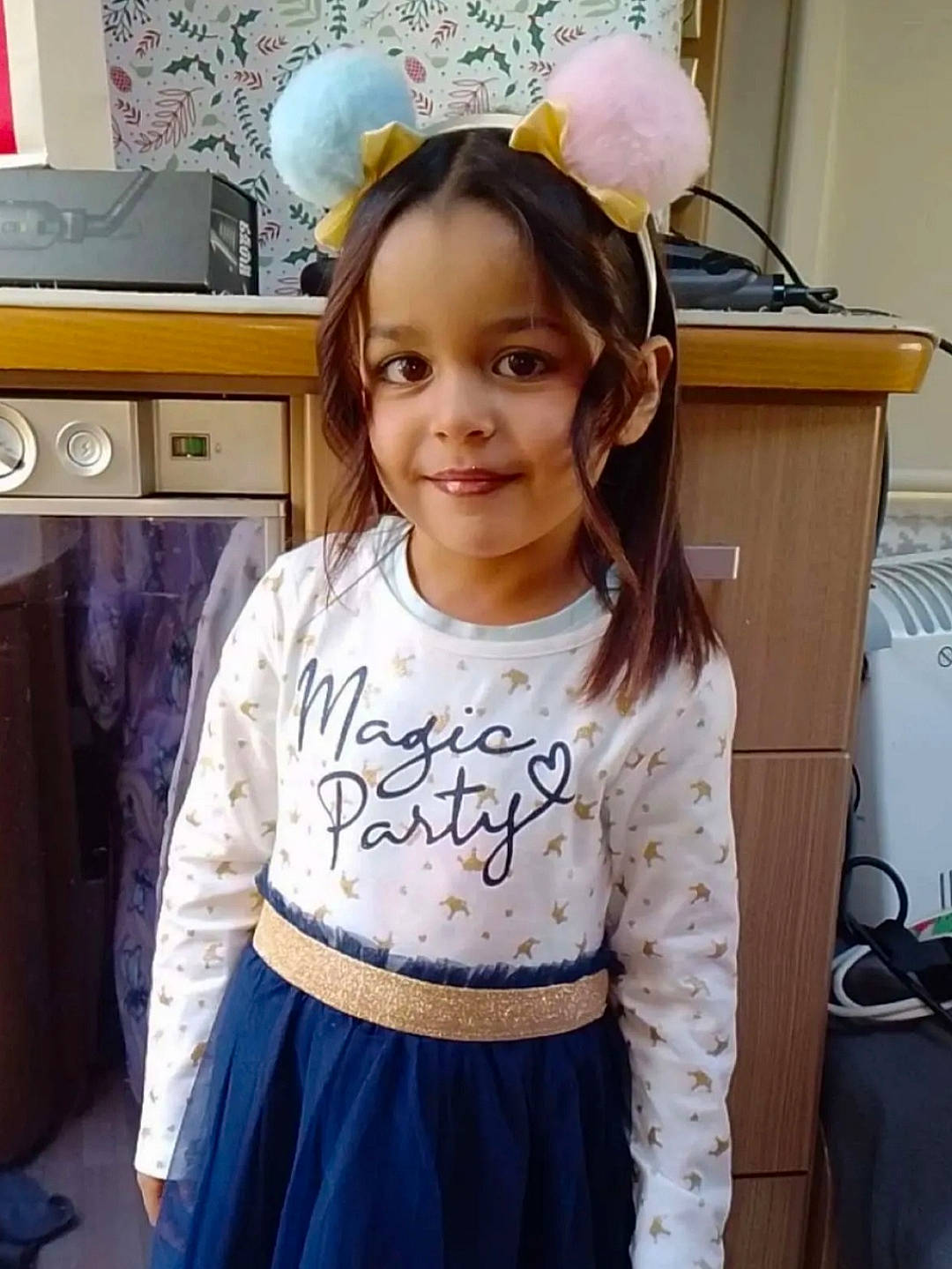 Auraibe a rejoint le concours — aidez-le/la à gagner de superbes lots ! balloon, blond, child, cool, electric_blue, event, fashion_accessory, hairstyle, happy, headpiece, jewellery, joy, kitchen_appliance, organ, person, room, sleeve, smile, standing, t_shirt