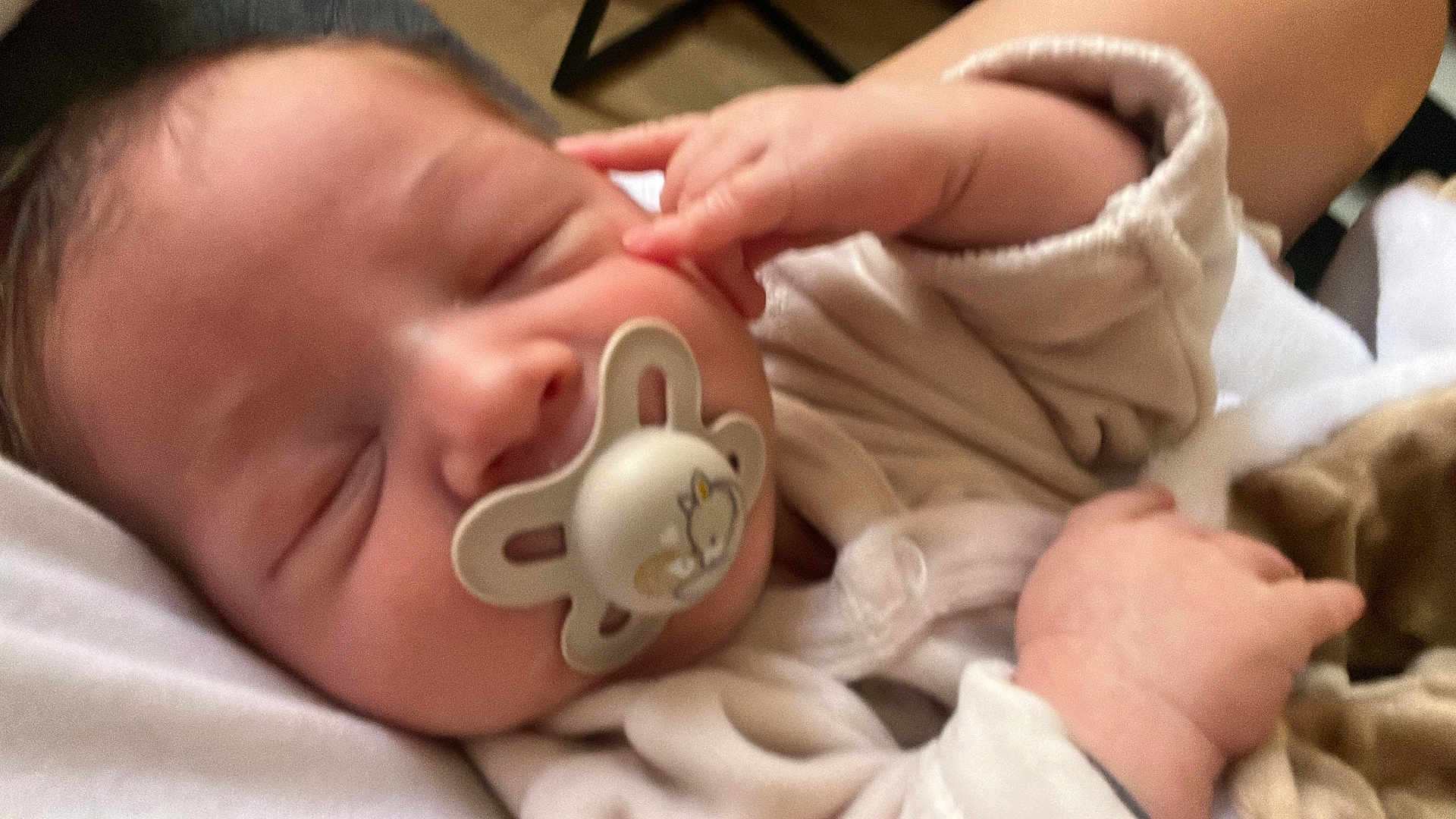 Liyam participe au concours pour gagner de l'argent avec cette photo : baby, infant, pacifier, sleeping, blanket, hand, face, clothing, bed, newborn, soft, cute, peaceful, closeup, skin, person, rest, indoors, child, comfort