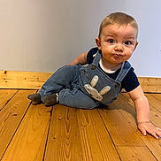 Marceau a rejoint le concours — aidez-le/la à gagner de superbes lots ! baby, infant, child, overalls, bunny_design, blue_clothing, wooden_floor, flooring, wall, power_socket, indoor, curious_expression, wide_eyes, cute, playful, person, one_child, crawling, casual, home
