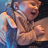 Nino a rejoint le concours — aidez-le/la à gagner de superbes lots ! baby, smile, sleeping, hand, blanket, sweater, person, cozy, comfort, skin, face, cuddle, warm, happy, infant, parent, holding, soft, resting, closeup