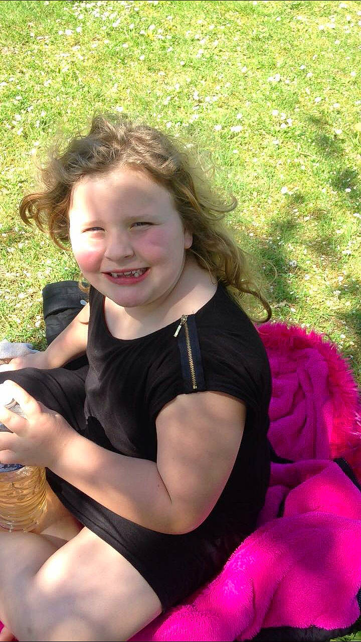 Tyna Tricot a rejoint le concours — aidez-le/la à gagner de superbes lots ! arm, blond, fawn, joy, person, shoulder, smile, summer