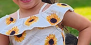 Lyana a rejoint le concours — aidez-le/la à gagner de superbes lots ! casual, child, clothing, cute, dress, fun, girl, grass, greenery, happy, nature, outdoor, pattern, play, portrait, smile, summer, sunflower, sunlight, two_children