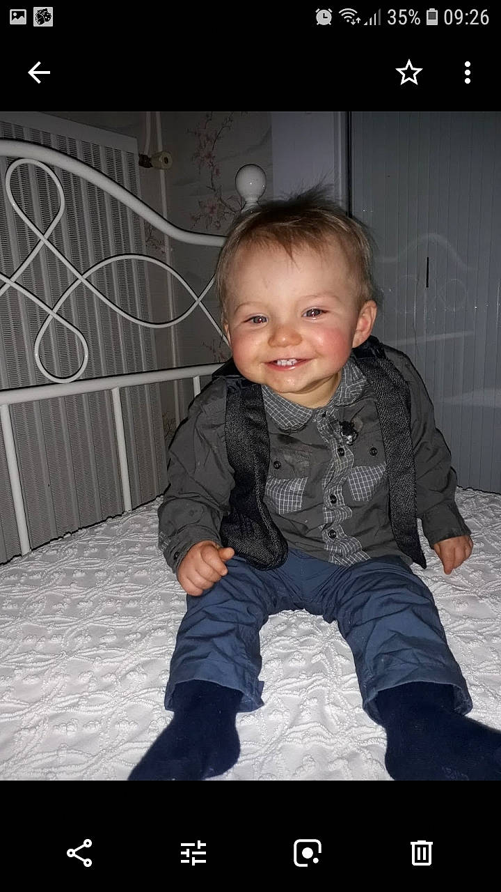 Lissandro a rejoint le concours — aidez-le/la à gagner de superbes lots ! baby, cheek, child, cool, eye, face, head, joy, person, photograph, photography, sitting, skin, sleeve, smile, snapshot, standing, t_shirt, toddler