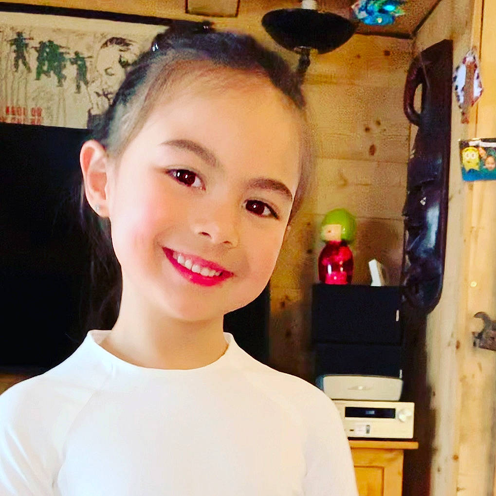 Heaven participe au concours pour gagner de l'argent avec cette photo : cheek, chin, cool, ear, electronic_device, eye, eyebrow, eyelash, eyewear, forehead, happy, iris, jaw, joy, lip, long_hair, neck, nose, person, smile