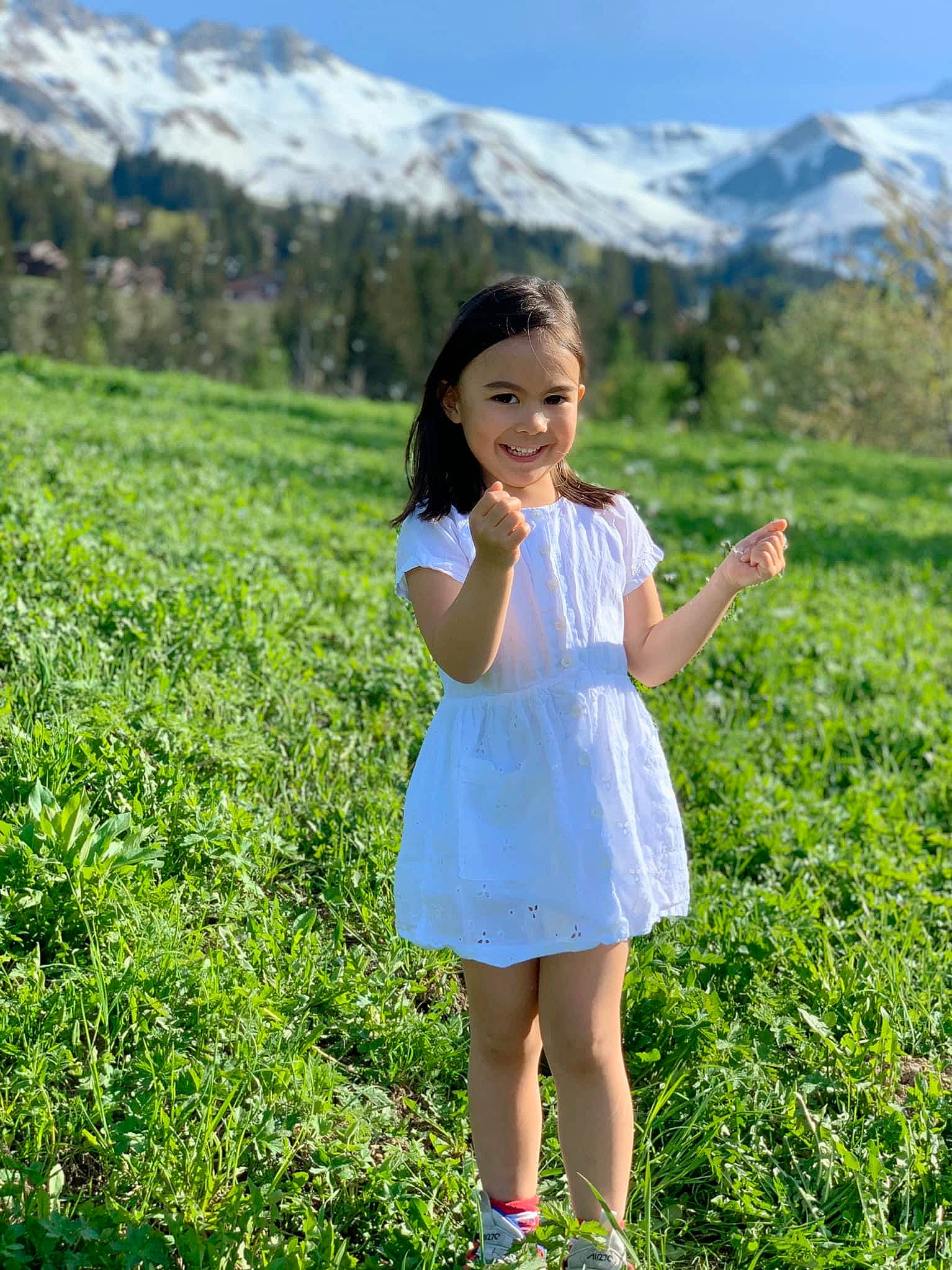 Heaven participe au concours pour gagner de l'argent avec cette photo : day_dress, ecoregion, grass, grassland, happy, joy, landscape, leaf, leisure, morning, mountain, natural_environment, natural_landscape, nature, people_in_nature, person, plant, sky, smile, summer