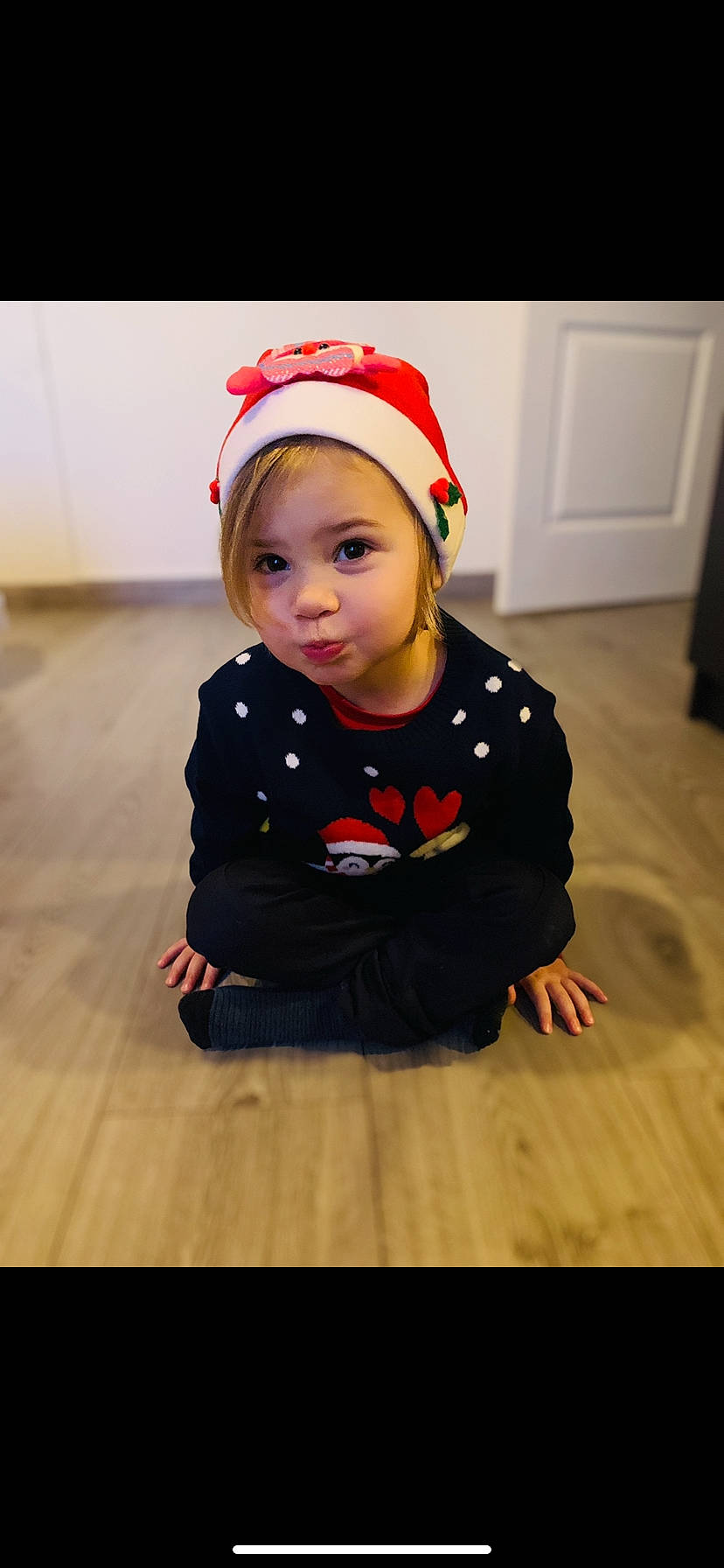 Louise a rejoint le concours — aidez-le/la à gagner de superbes lots ! baby, baby_toddler_clothing, cap, child, face, flash_photography, flooring, fun, happy, hardwood, headgear, headwear, holiday, person, skin, sleeve, smile, standing, toddler, tree
