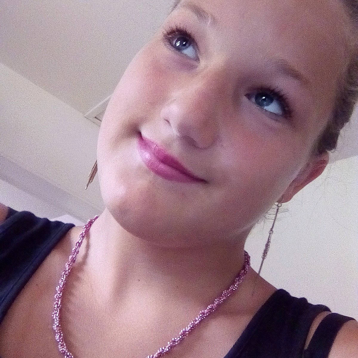 Pauline participe au concours pour gagner de l'argent avec cette photo : black_hair, brown_hair, cheek, chin, ear, eyebrow, eyelash, face, forehead, girl, hair_coloring, human_hair_color, jaw, joy, lip, mouth, neck, nose, person, selfie