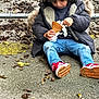 Paul a rejoint le concours — aidez-le/la à gagner de superbes lots ! autumn_leaves, blue_jeans, casual_clothing, child, coat, curious, curly_hair, daylight, footwear, ground, metal_fence, outdoor, pavement, person, red_sneakers, seasonal, sitting, waffle_cone, winter_jacket, young_kid