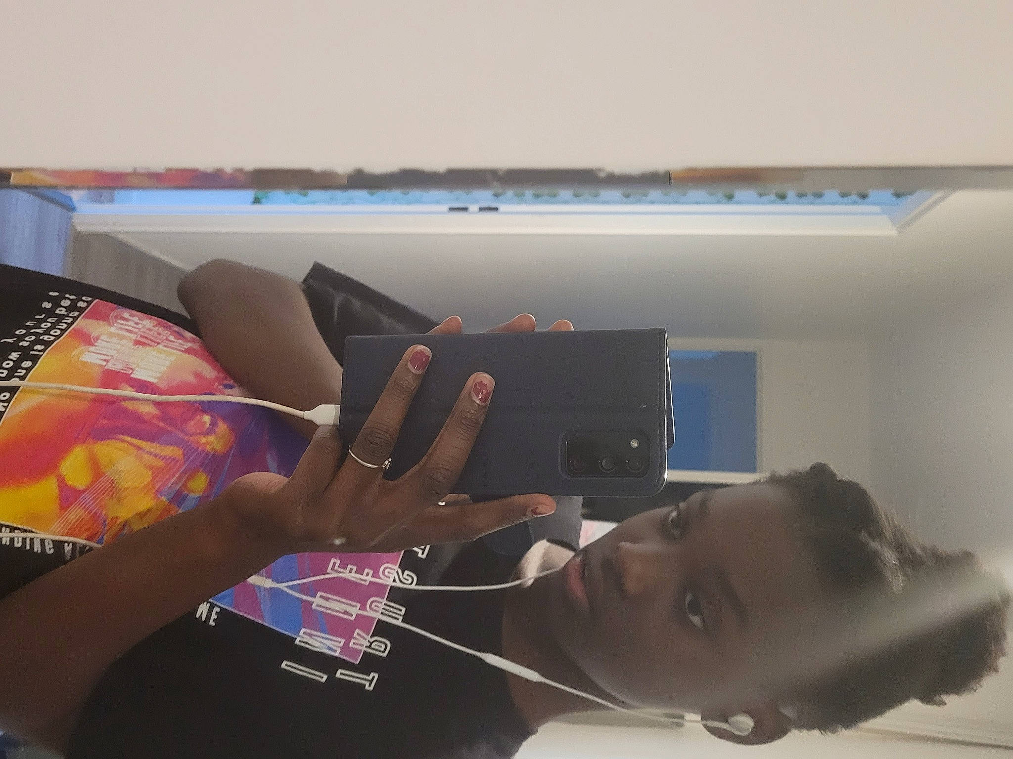 Kate participe au concours pour gagner de l'argent avec cette photo : art, artist, automotive_design, ceiling, display_device, elbow, electronic_device, eyewear, finger, font, fun, gadget, gesture, hand, magenta, nail, person, room, thumb, visual_arts