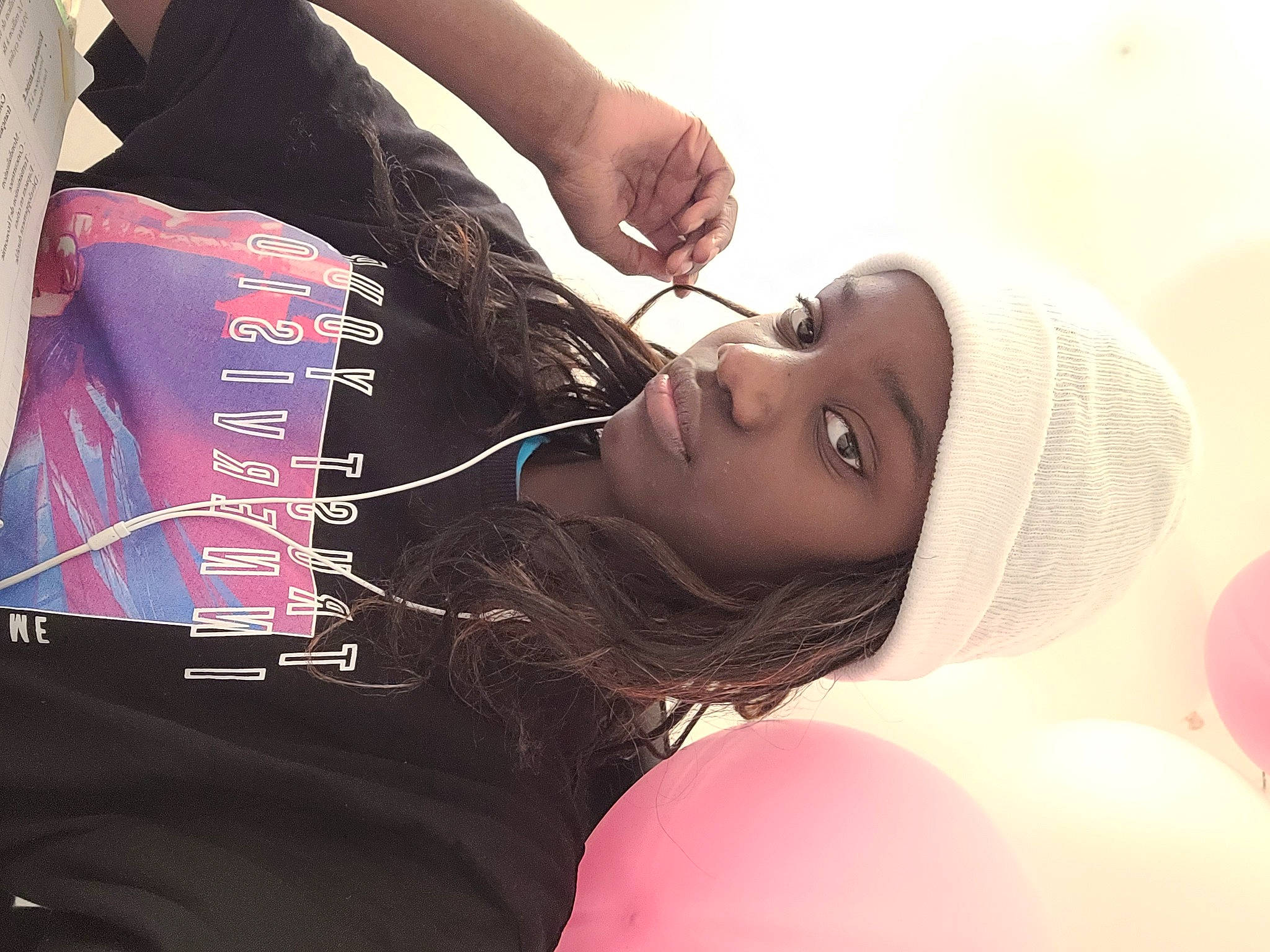 Kate a rejoint le concours — aidez-le/la à gagner de superbes lots ! audio_equipment, balloon, black_hair, cool, elbow, eyelash, eyewear, flash_photography, gesture, hand, happy, hat, headwear, lip, long_hair, mouth, neck, person, shoulder, sun_hat