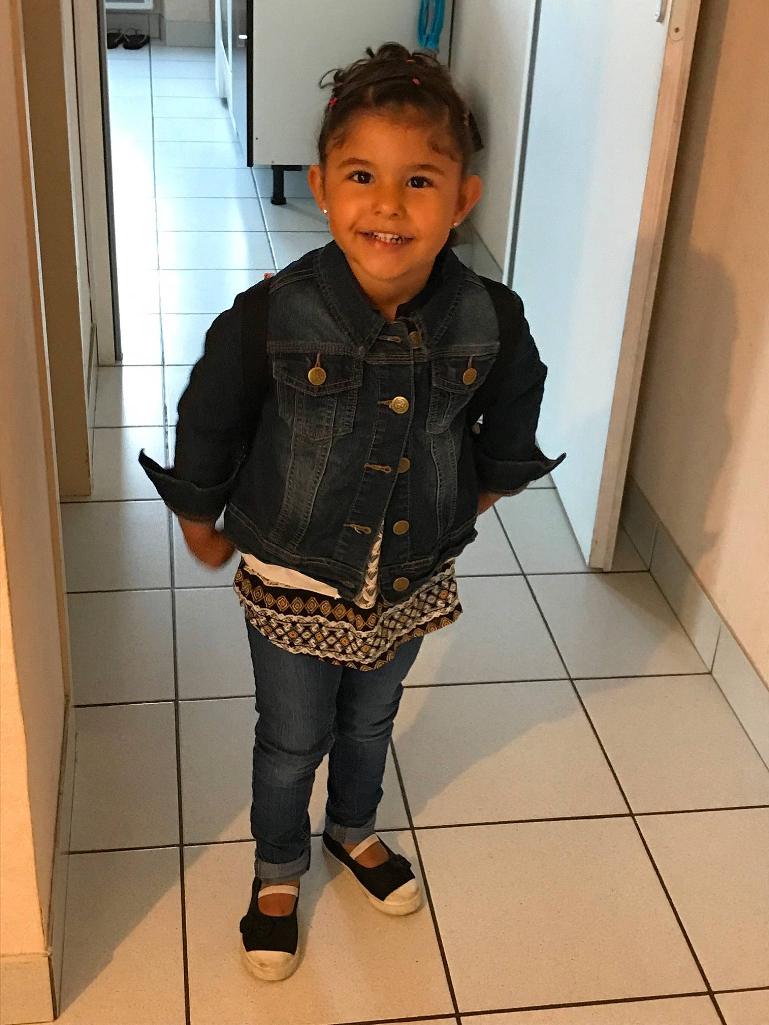 Maëlya a rejoint le concours — aidez-le/la à gagner de superbes lots ! child, denim, floor, flooring, footwear, jacket, jeans, joy, outerwear, person, shoe, toddler, trousers
