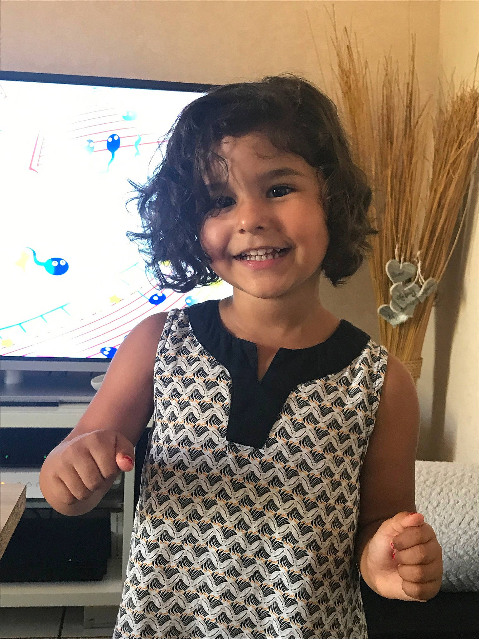 Maëlya participe au concours pour gagner de l'argent avec cette photo : arm, child, design, finger, gesture, hair, hand, joint, joy, neck, pattern, person, shoulder, smile, thumb