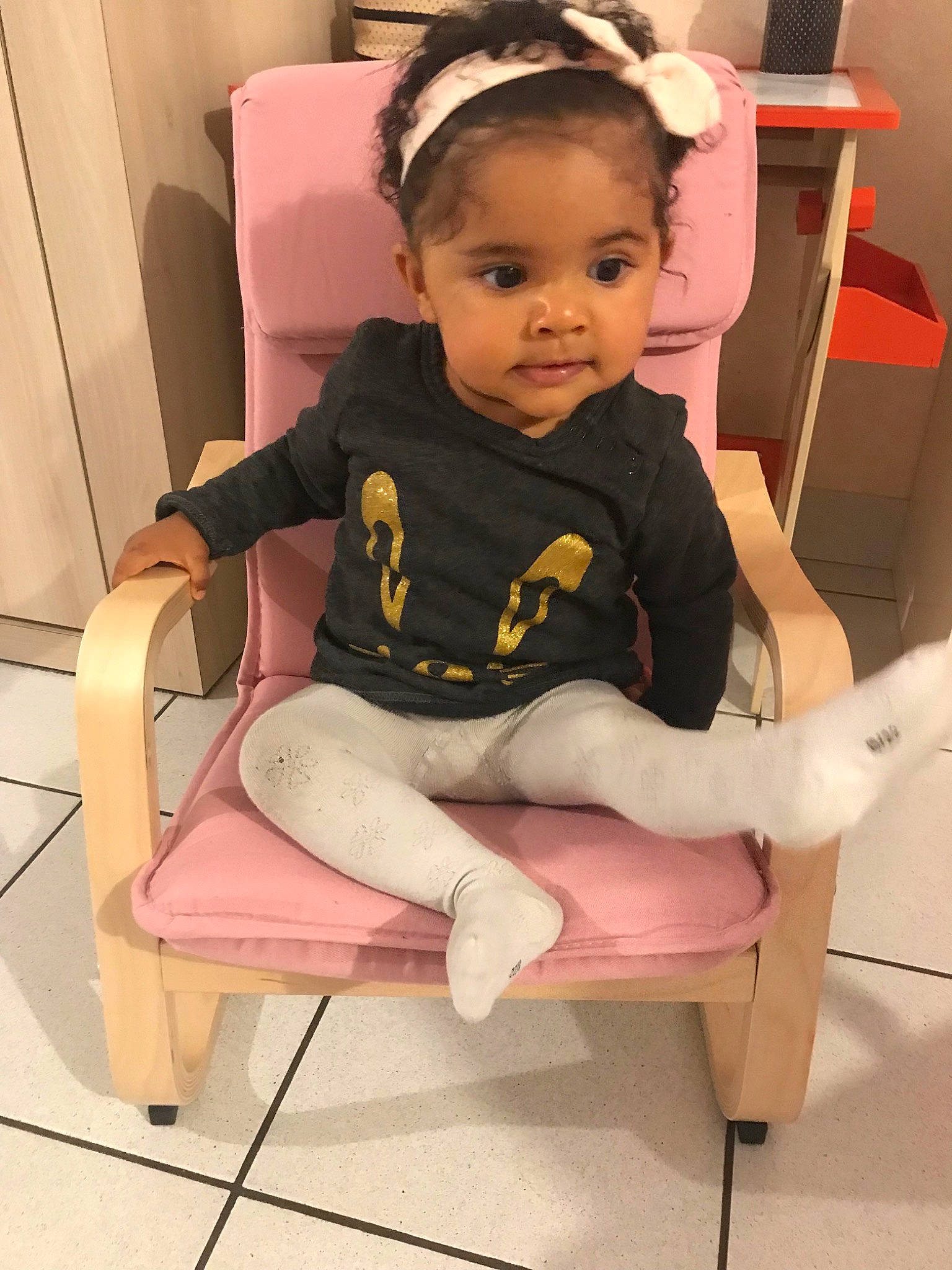 Liya a rejoint le concours — aidez-le/la à gagner de superbes lots ! baby, chair, child, furniture, leg, person, pink, potty_training, sitting, skin, toddler