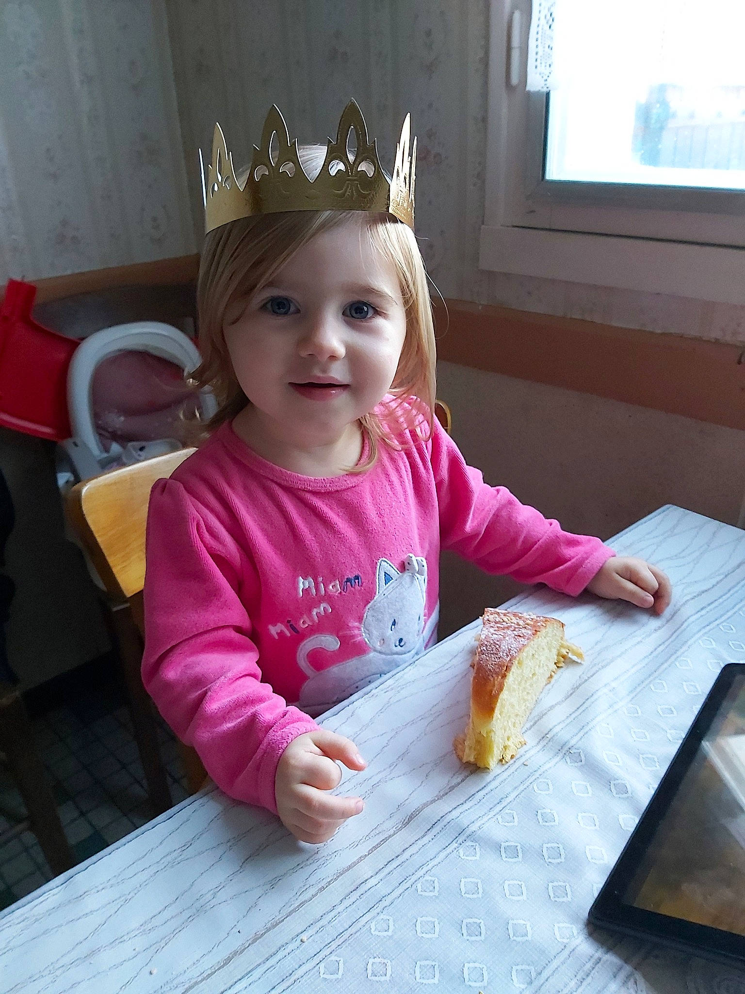 Shanna a rejoint le concours — aidez-le/la à gagner de superbes lots ! child, food, person, sitting, toddler