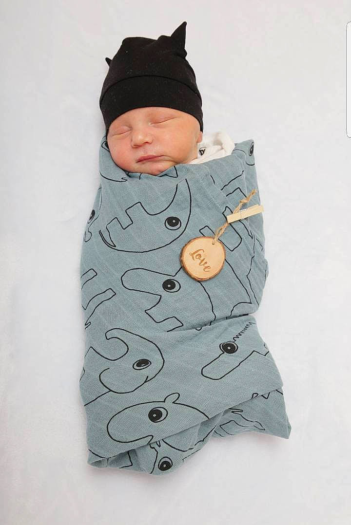 Kalvin a rejoint le concours — aidez-le/la à gagner de superbes lots ! baby, baby_toddler_clothing, clothing, collar, comfort, face, head, headwear, hood, human_body, jacket, linens, mammal, outerwear, pattern, person, shirt, sleeve, suit, t_shirt