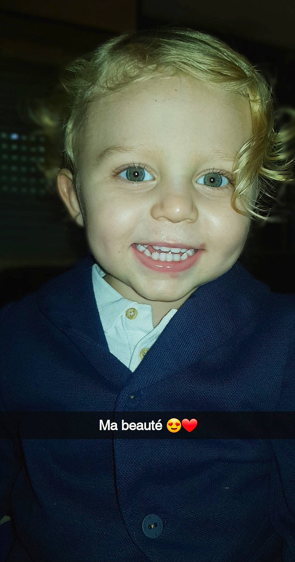 Kalvin a rejoint le concours — aidez-le/la à gagner de superbes lots ! blazer, cheek, cool, dress_shirt, eye, eyebrow, flash_photography, forehead, hair, hairstyle, happy, head, human_body, iris, jaw, joy, lip, nose, person, sleeve