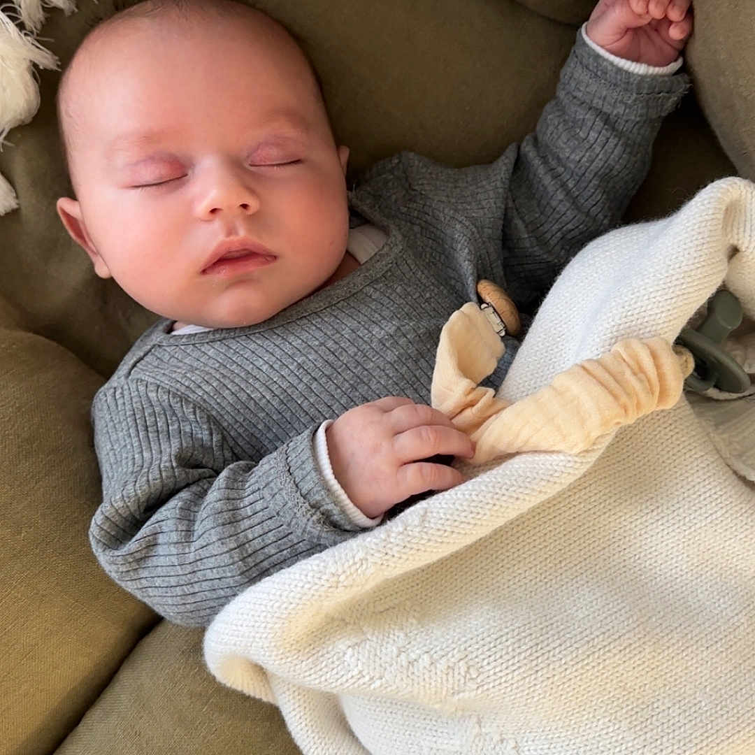 Rafael participe au concours pour gagner de l'argent avec cette photo : baby, blanket, child, comfortable, couch, cozy, face, hand, home, indoors, infant, knitted, peaceful, pillow, relaxation, resting, sleeping, soft, sweater, warm