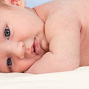 Kurt a rejoint le concours — aidez-le/la à gagner de superbes lots ! baby, infant, face, skin, eyes, cheeks, arm, lying_down, closeup, newborn, soft, peaceful, portrait, cute, sleepy, resting, child, human, young, bare_skin