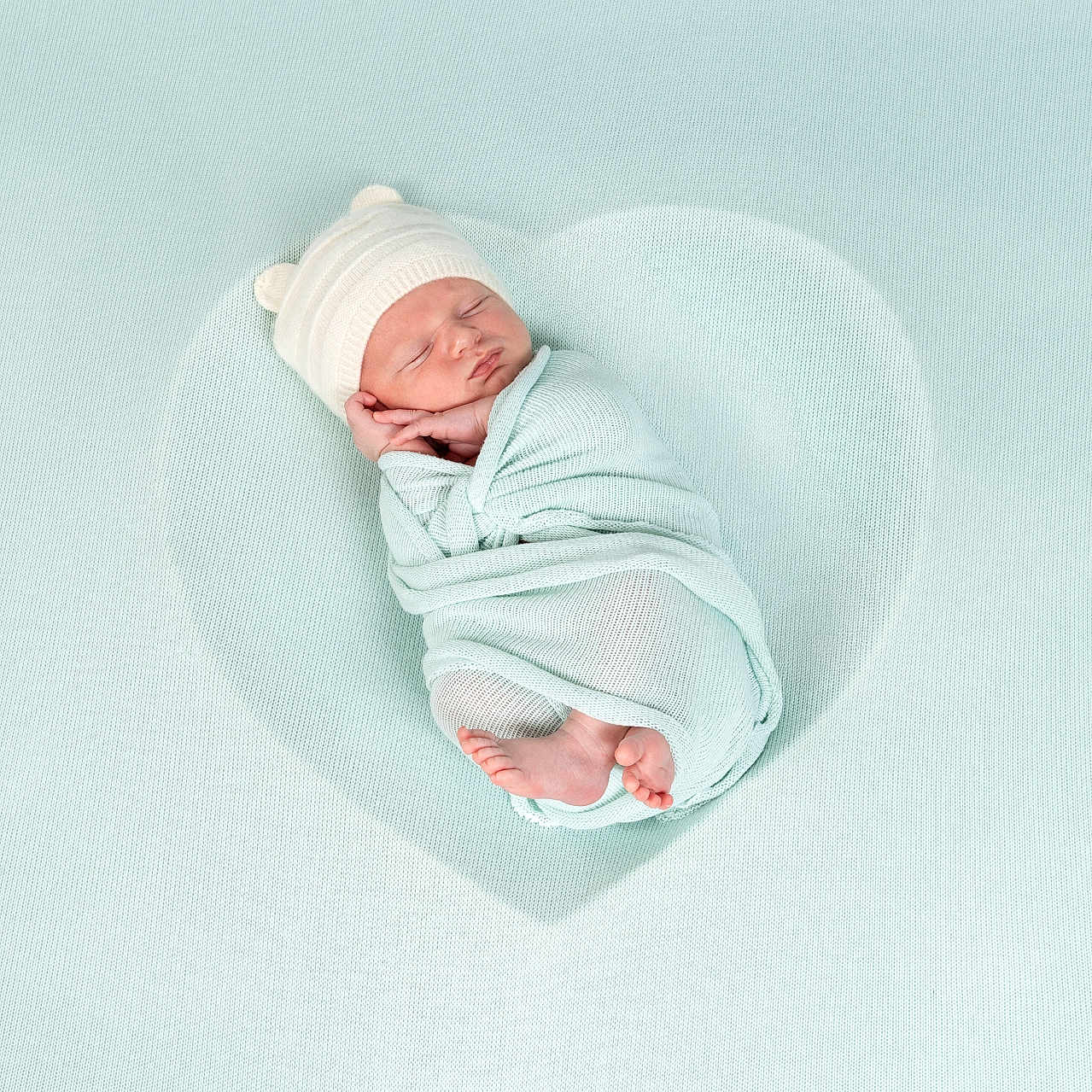 Kurt a rejoint le concours — aidez-le/la à gagner de superbes lots ! adorable, baby, bear_ears, blanket, child, cozy, cute, hat, heart_shape, infant, mint_green, newborn, peaceful, portrait, resting, sleeping, soft_texture, studio_photo, swaddled, wrapped