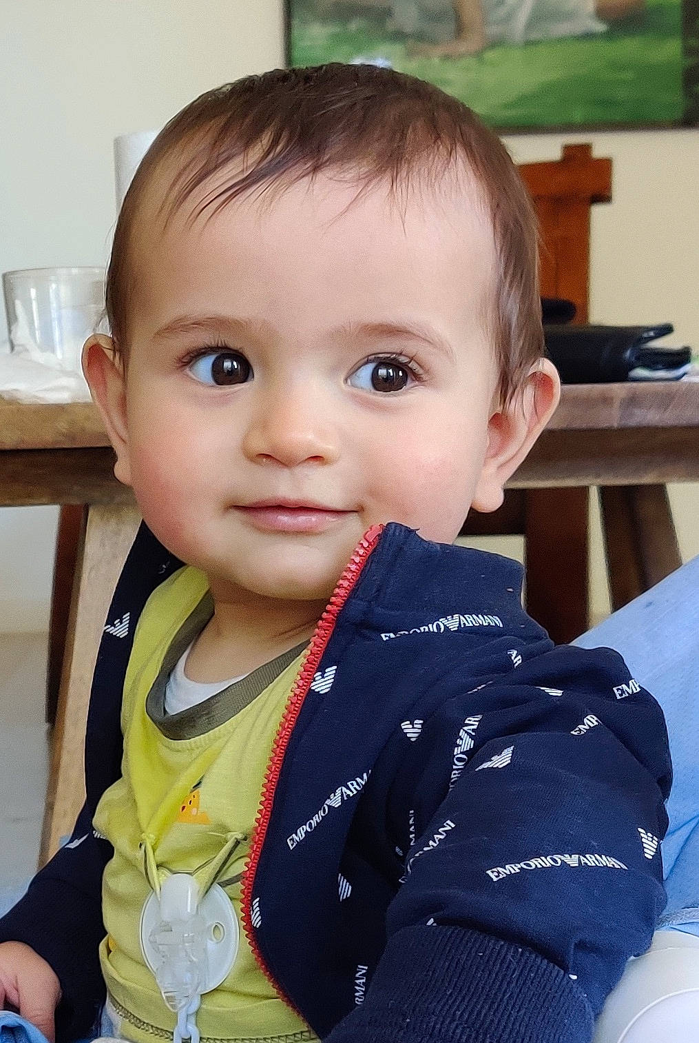 Elie a rejoint le concours — aidez-le/la à gagner de superbes lots ! baby, baby_products, baby_toddler_clothing, blond, cheek, child, eyebrow, eyelash, fun, happy, iris, joy, nose, person, product, sitting, skin, sleeve, smile, table