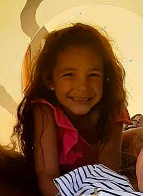 Victoria participe au concours pour gagner de l'argent avec cette photo : black_hair, blond, brown_hair, cheek, child, chin, eyebrow, eyelash, fun, hairstyle, happy, iris, joy, lip, long_hair, mouth, neck, nose, person, skin