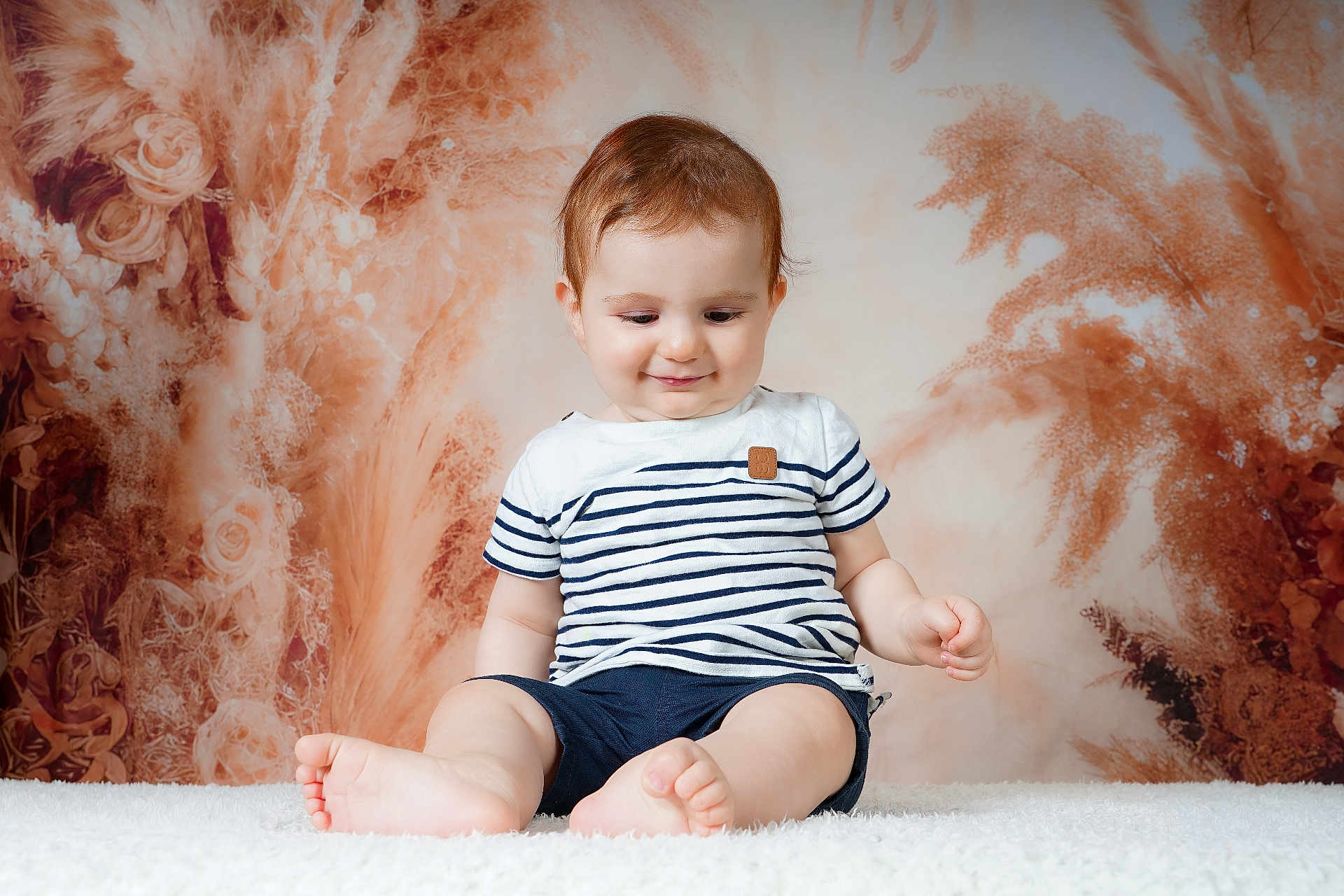 Maêl a rejoint le concours — aidez-le/la à gagner de superbes lots ! baby, child, striped_shirt, shorts, sitting, carpet, fluffy, portrait, smiling, face, head, skin, barefoot, indoors, background, artistic, decor, cute, young, person