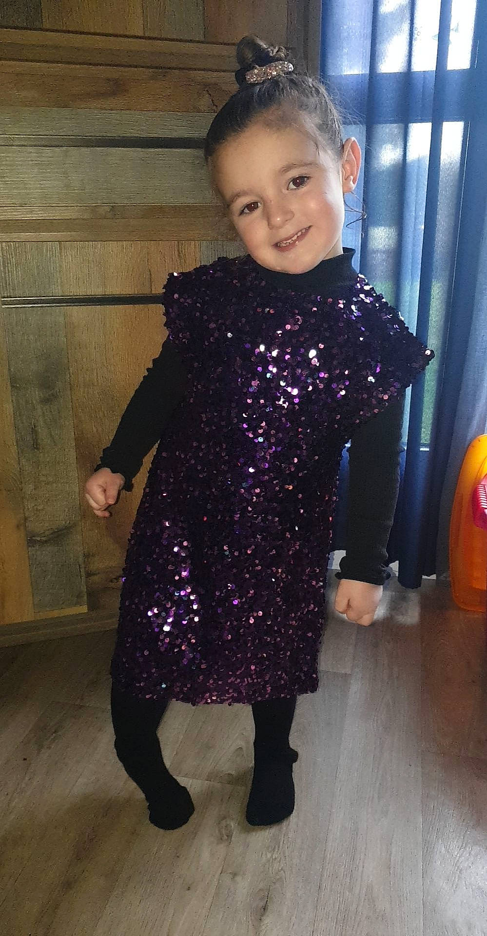 Inaya a rejoint le concours — aidez-le/la à gagner de superbes lots ! baby_toddler_clothing, dress, electric_blue, eye, flooring, formal_wear, head, human_body, human_leg, joy, leg, magenta, neck, one_piece_garment, pattern, person, purple, shoe, sleeve, toddler