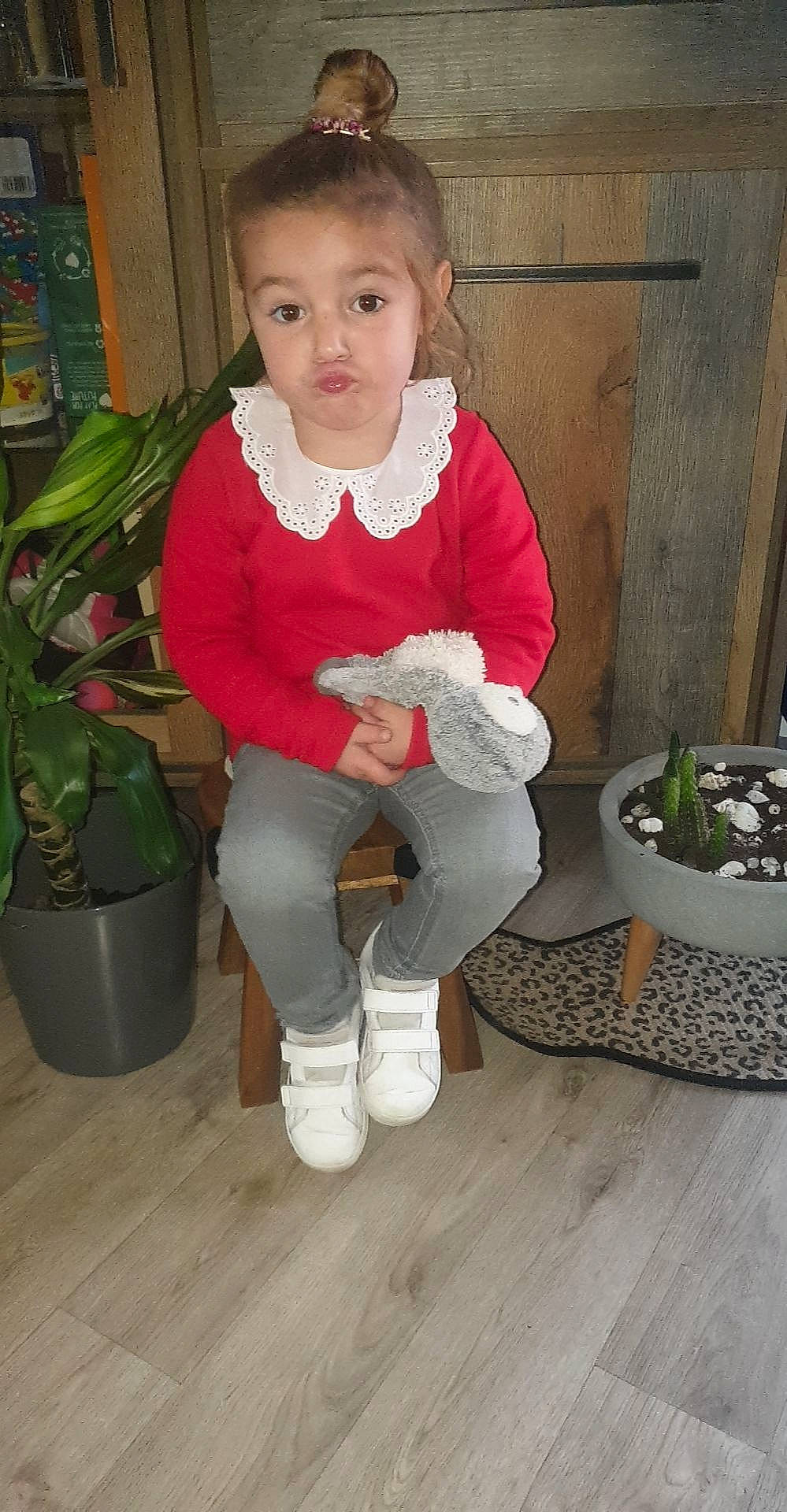 Inaya participe au concours pour gagner de l'argent avec cette photo : baby_toddler_clothing, flooring, flowerpot, hardwood, houseplant, human_leg, knee, leg, pattern, person, plant, shoe, sleeve, sneakers, sock, sportswear, standing, thigh, toddler, white