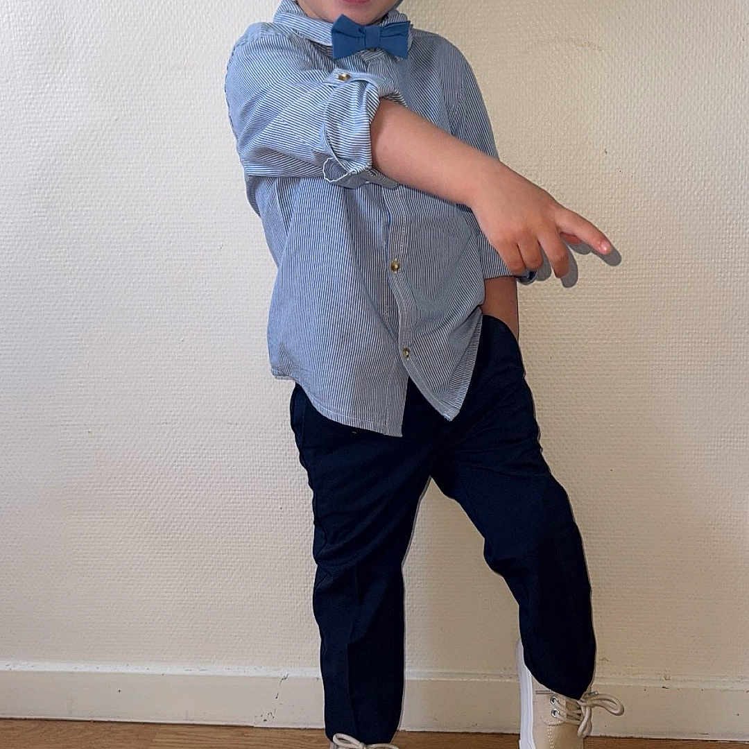 Enzo Kosumi a rejoint le concours — aidez-le/la à gagner de superbes lots ! accessories, boy, child, clothing, face, footwear, formalwear, head, jeans, male, pants, person, photography, portrait, shirt, shoe, sleeve, standing, tie, wood