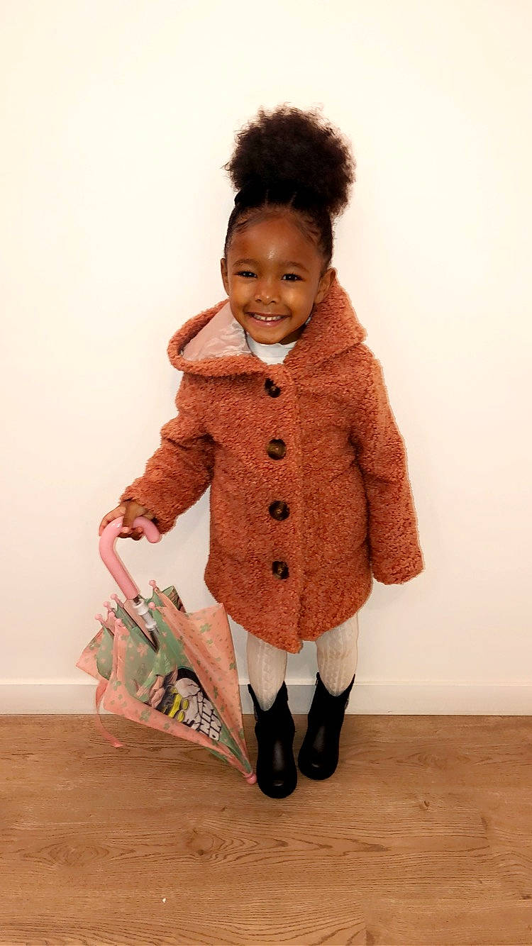 Inayah a rejoint le concours — aidez-le/la à gagner de superbes lots ! beige, child, clothing, coat, fur, fur_clothing, jacket, joy, outerwear, person, shoe, toddler, toy, wool