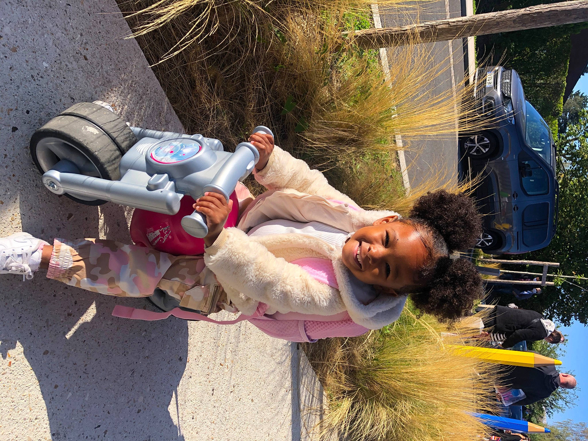 Inayah a rejoint le concours — aidez-le/la à gagner de superbes lots ! child, joy, person, plant, tree