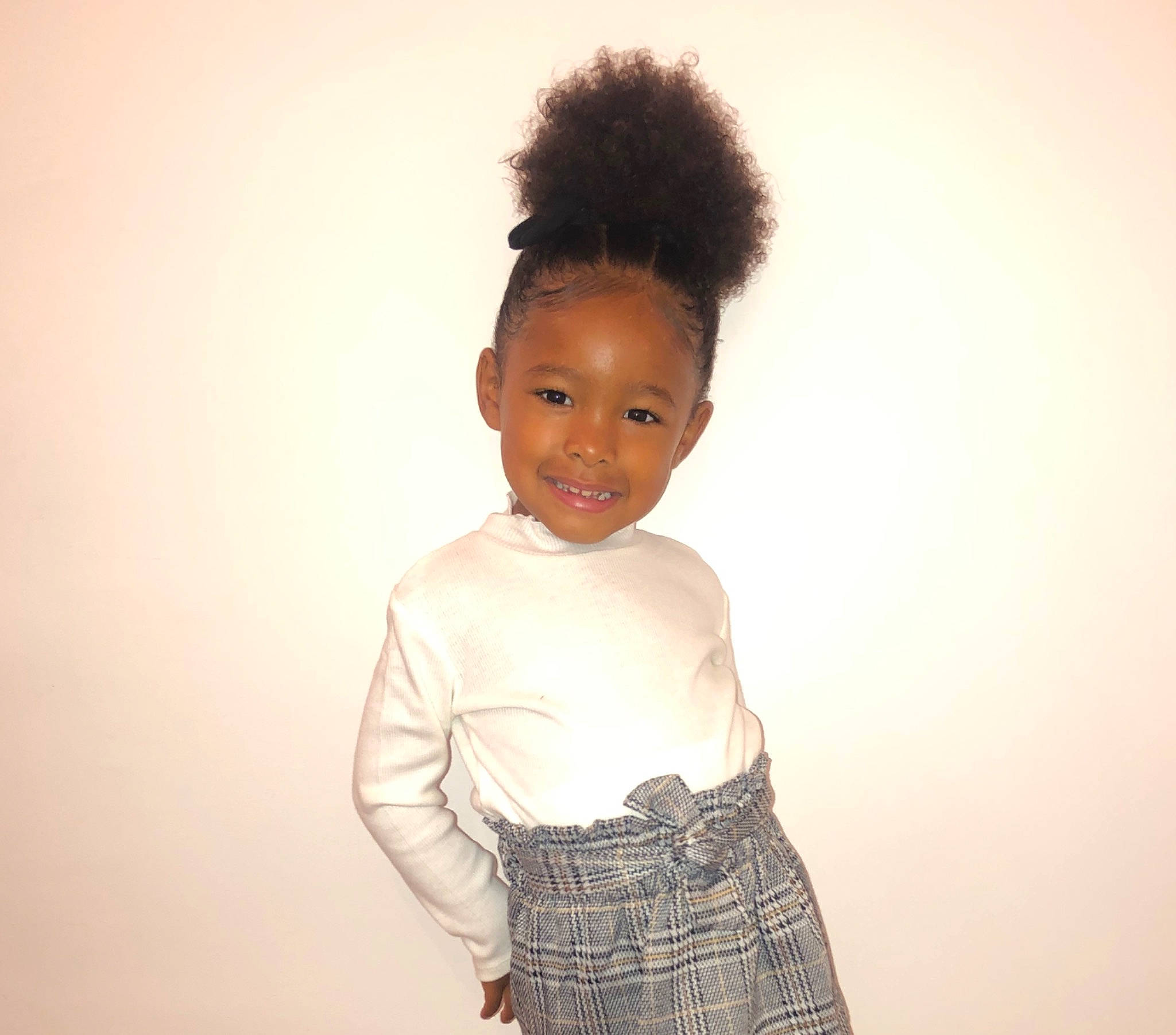 Inayah a rejoint le concours — aidez-le/la à gagner de superbes lots ! afro, black_hair, bun, child, child_model, ear, face, fashion, hair, hairstyle, head, joint, joy, neck, person, photography, shoulder, sleeve, standing, style