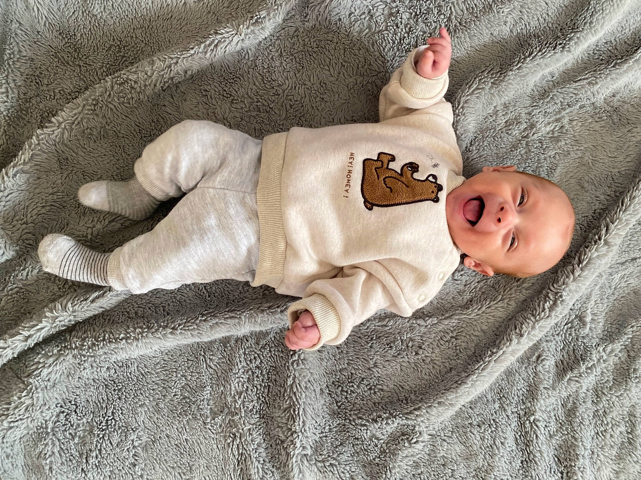Danaël participe au concours pour gagner de l'argent avec cette photo : baby, baby_products, baby_sleeping, baby_toddler_clothing, beanie, bedding, child, comfort, flooring, fur, grey, linens, outerwear, pattern, person, skin, sleeve, textile, toddler, wood