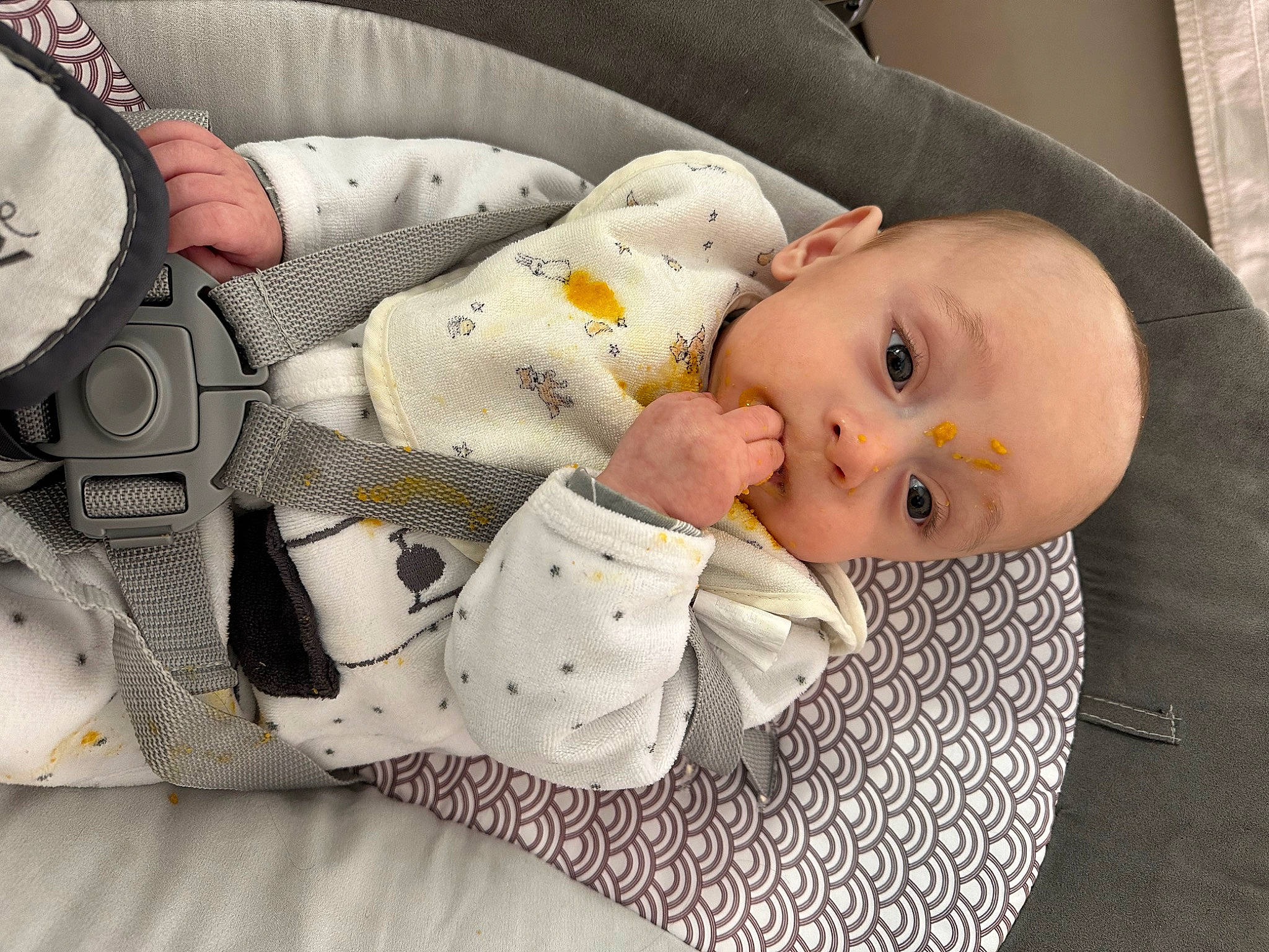 Danaël participe au concours pour gagner de l'argent avec cette photo : baby, baby_products, baby_safety, baby_sleeping, baby_toddler_clothing, carmine, cheek, child, comfort, flooring, linens, pattern, person, room, sitting, sleeve, textile, toddler, vertebrate